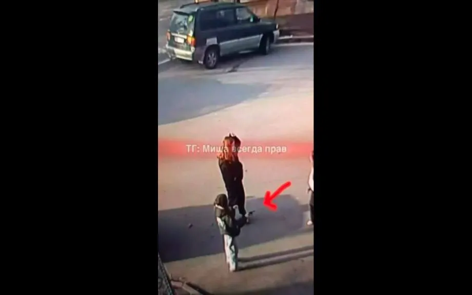Девочки напали на мальчика с ножом и пистолетами во Владивостоке Три девочки подросткового возраста напали с ножом на ребёнка и отобрали у него игрушку Об инциденте в соцмедиа рассказала мама пострадавшего мальчика которая намерена добиться справедливости и внимания правоохранительных органов   ПОДРОБНЕЕ НА PRIMPRESS PRIMPRESS в MAX ДЗЕН ЧАТ БОТ