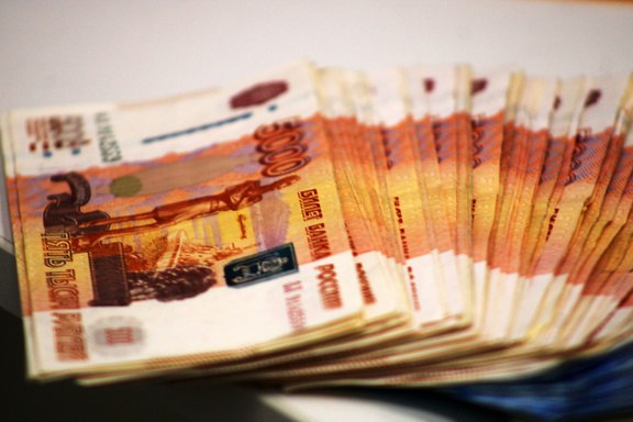 Более двух тысяч вакансий с зарплатой от 200 тысяч открыли в Новосибирске Аналитики HeadHunter посчитали: только за май в Новосибирской области открыли более 2,2 тысячи вакансий с зарплатой от 200 000 рублей. Для сравнения, медианная зарплата по региону в апреле составила 71 100 рублей. На щедрые предложения чаще всего могут рассчитывать: менеджеры по продажам и работе с клиентами 14 % всех «дорогих» вакансий ; водители и машинисты; сварщики. В топе по зарплатам: менеджер по продажам — до 670 000 ₽; стоматолог — до 560 000 ₽; операционный директор — до 500 000 ₽; а ещё разработчики и топ-менеджеры.