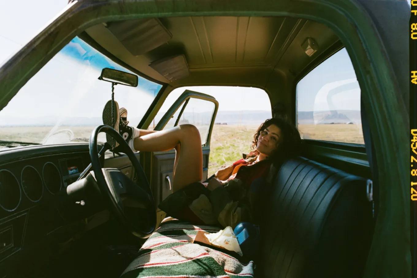 Третий сезон Эйфории выйдет в апреле 2026 года События третьего сезона стартуют спустя пять лет после финала второго когда главные герои уже окончили школу В сериале впервые появится Шэрон Стоун а к своим ролям вернутся Зендея Сидни Суини Джейкоб Элорди и другие Третий сезон Эйфории начнёт выходить в апреле 2026 года на HBO