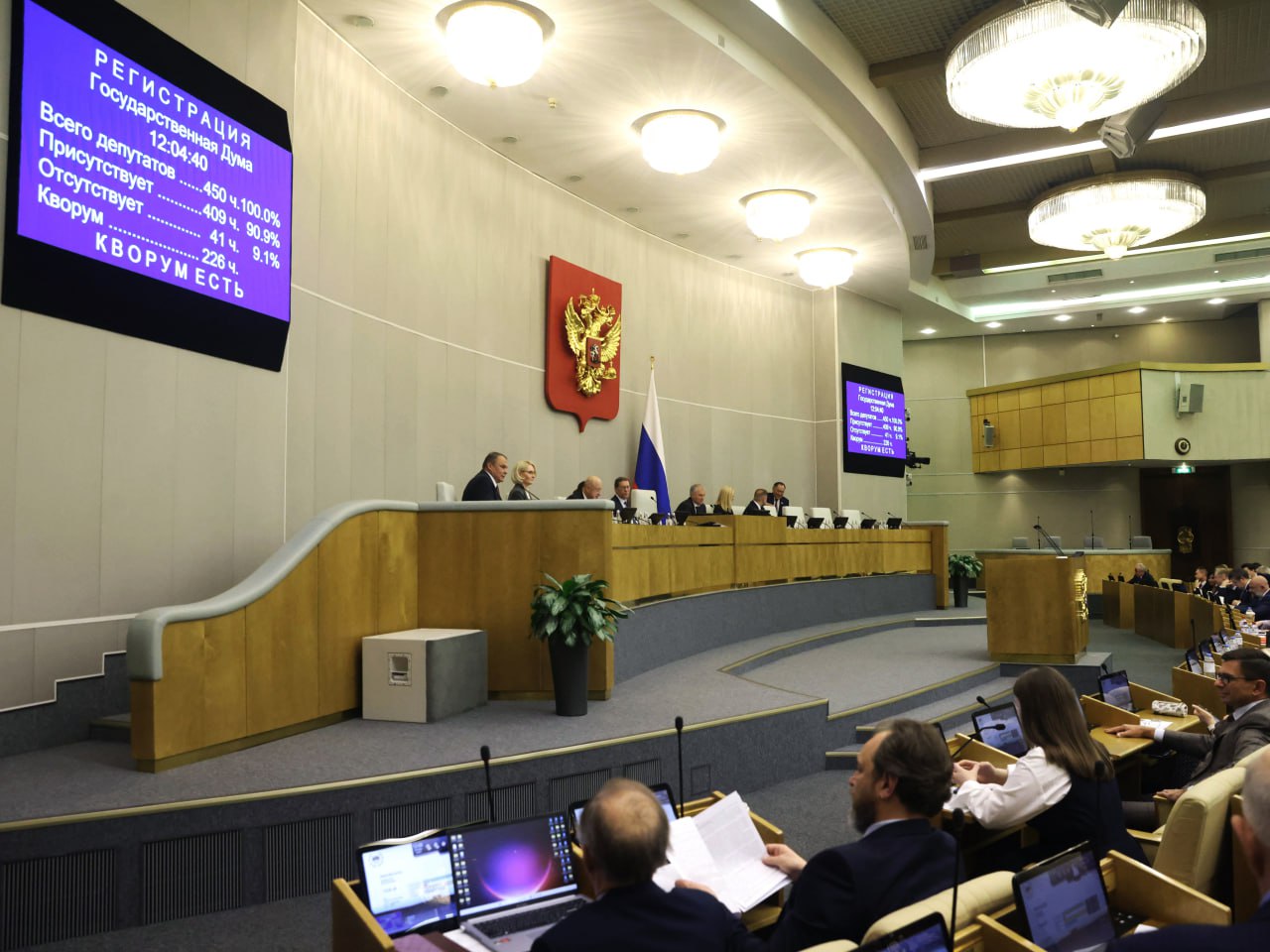 На сегодняшнем заседании Государственной Думы в первом чтении был принят законопроект который продлевает до 1 января 2028 года особый порядок лицензирования и аккредитации образовательных организаций действующий в Донецкой и Луганской Народных Республиках а также в Запорожской и Херсонской областях Это решение позволит школам колледжам и вузам в новых субъектах спокойно работать и развиваться пока продолжается процесс полного перехода на российские образовательные стандарты Например если школа в Донецке уже получила временную лицензию она сможет продолжать учебный процесс без риска приостановки из за административных процедур а выпускники смогут без проблем сдавать экзамены и поступать в вузы по всей стране Наша ключевая задача обеспечить стабильность и доступность образования для детей и молодежи в новых регионах а также создать равные для учащихся во всей России