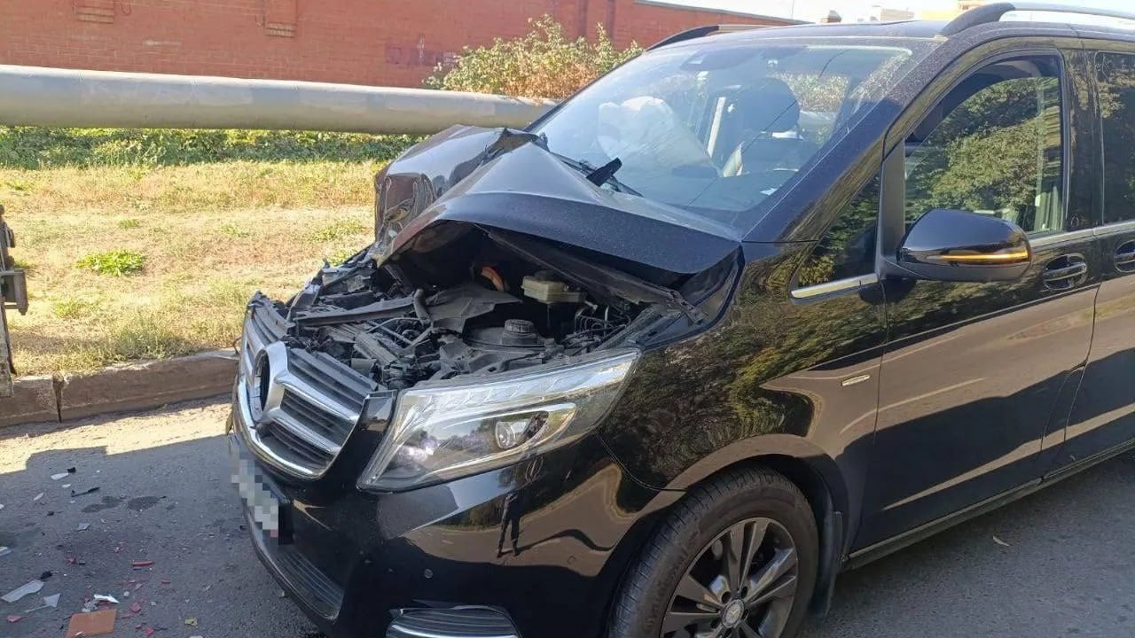 ⏺ Подмосковные росгвардейцы помогли пострадавшей в ДТП женщине с маленьким ребенком  Женщина на иномарке не смогла справиться с управлением и столкнулась с припаркованным у обочины грузовиком на Молодёжной улице. В салоне также находился годовалый малыш.  К счастью, рядом оказались сотрудники Росгвардии: они отодвинули сработавшую подушку безопасности и помогли пострадавшим покинуть автомобиль.  До прибытия медиков правоохранители следили за состоянием женщины и ребенка. Серьезных травм удалось избежать.    Подписаться   Прислать новость