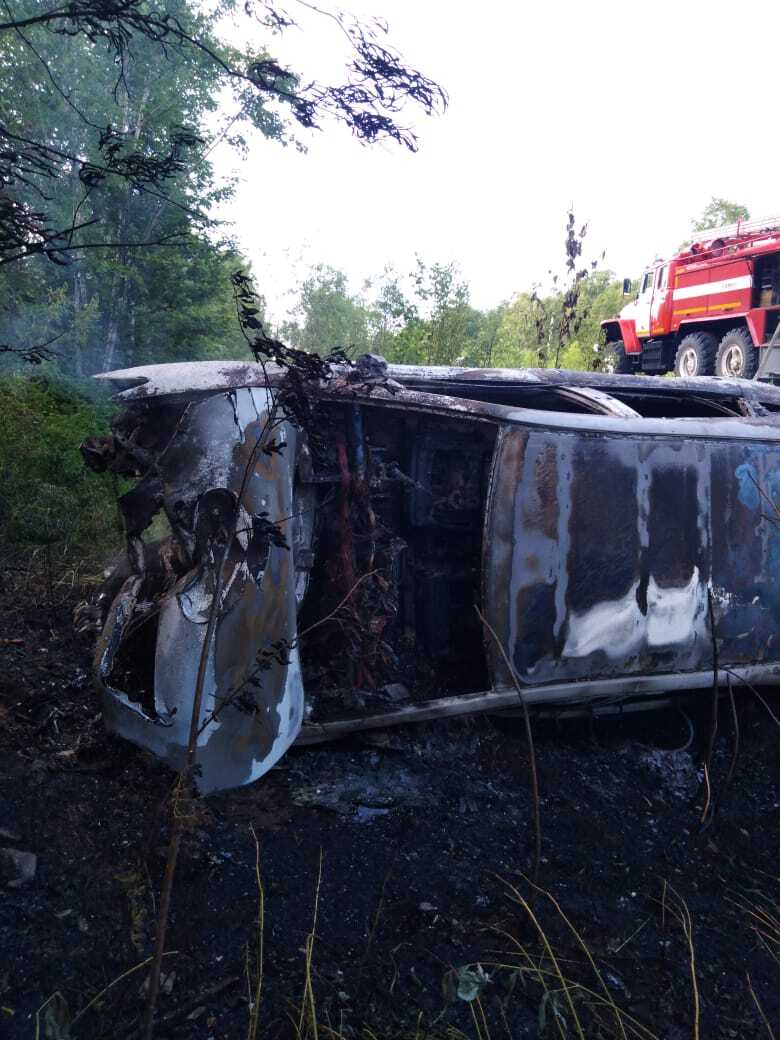 ДТП с последующим возгоранием ликвидировали в Поронайском городском округе 7 июля на 316 километре автодороги Южно-Сахалинск-Оха, произошло ДТП с участием легкового автомобиля. Транспортное средство съехало в кювет по ходу своего движения и опрокинулось. После этого авто загорелось и полностью выгорело. В 18 часов 15 минут о дорожном происшествии стало известно диспетчеру Поронайского пожарно-спасательного отряда , в 18:30 на место прибыл личный состав ПСЧ № 34 с. Леонидово. Перед тем, как автомобиль загорелся, находящийся в нём водитель выбрался самостоятельно. Впоследствии пострадавшего передали медикам очевидцы, до приезда спасателей. Пожарные ликвидировали возгорание. Убедившись, что никакой опасности для окружающих техника больше не представляет, пожарные проследовали в подразделение.
