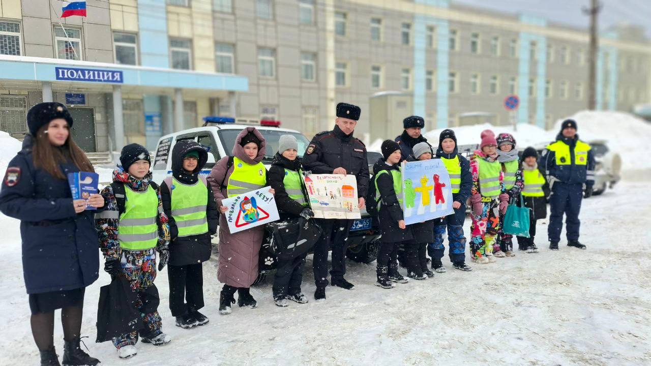 В Невельске призвали водителей не нарушать Правила дорожного движения   В рамках профилактических мероприятий «Безопасность детства» и «Зимняя дорога» сотрудники Госавтоинспекции совместно с инспекторами по делам несовершеннолетних и отрядами юных инспекторов движения в городе Невельске провели профилактическую акцию «Соблюдай! Уступай! Уважай! Не нарушай!». Организаторы мероприятия призвали участников дорожного движения не нарушать Правила дорожного движения. В беседе с автолюбителями, полицейские рекомендовали соблюдать скоростной режим, дистанцию и боковой интервал между транспортными средствами. Инспекторы ПДН напомнили, взрослым насколько важно и нужно своевременно обучать детей ориентированию в дорожной ситуации и призвали к обязательному использованию детских автокресел и ремней безопасности при перевозке пассажиров до 12 лет. ЮИДовцы вручили каждому водителю памятку с классификацией детских удерживающих устройств, а также листовки с рекомендациями по особенностям вождения в зимний период.