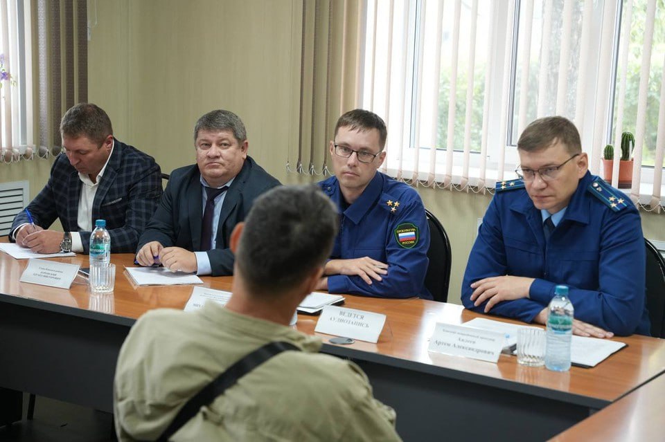 В селе Бражное завели уголовное дело о мошенничестве при оказании услуг ЖКХ Прокуратура выяснила что плату местным жителям начисляли не по закону Проверка надзорного показала что местным жителям выставляли счета за горячую воду которую в дома подавать не могли нет необходимых коммуникаций Проблемы были и со схемой водоотведения Вот какие нарушения нашла прокуратура прокуратура Подписаться на kpkrsk