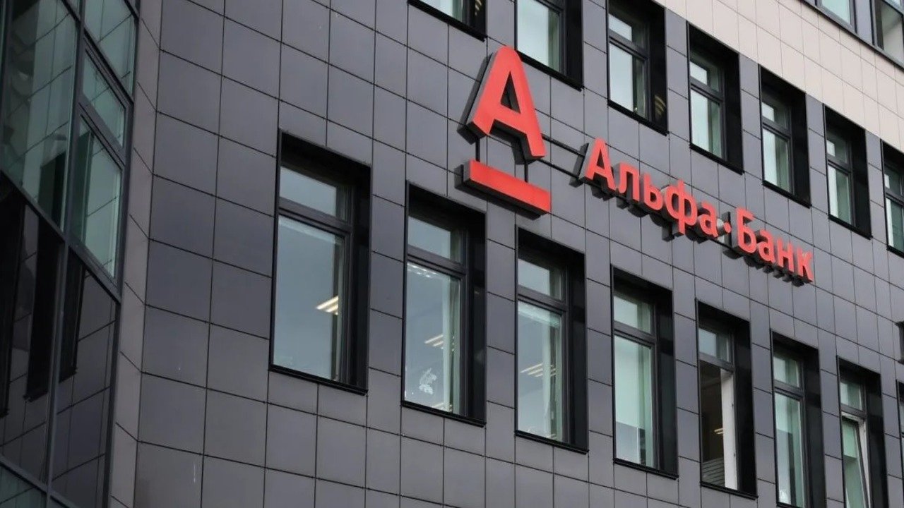 Что перестанет работать а что останется в Альфа Банке объяснили как клиентов коснется 19 пакет санкций ЕС В 19 м пакете санкций от Евросоюза который вступит в силу 2 декабря 2025 оказались несколько белорусских банков Альфа Банк объяснил как будут теперь работать сервисы карточки и платежи для их клиентов Подробности здесь myfin news