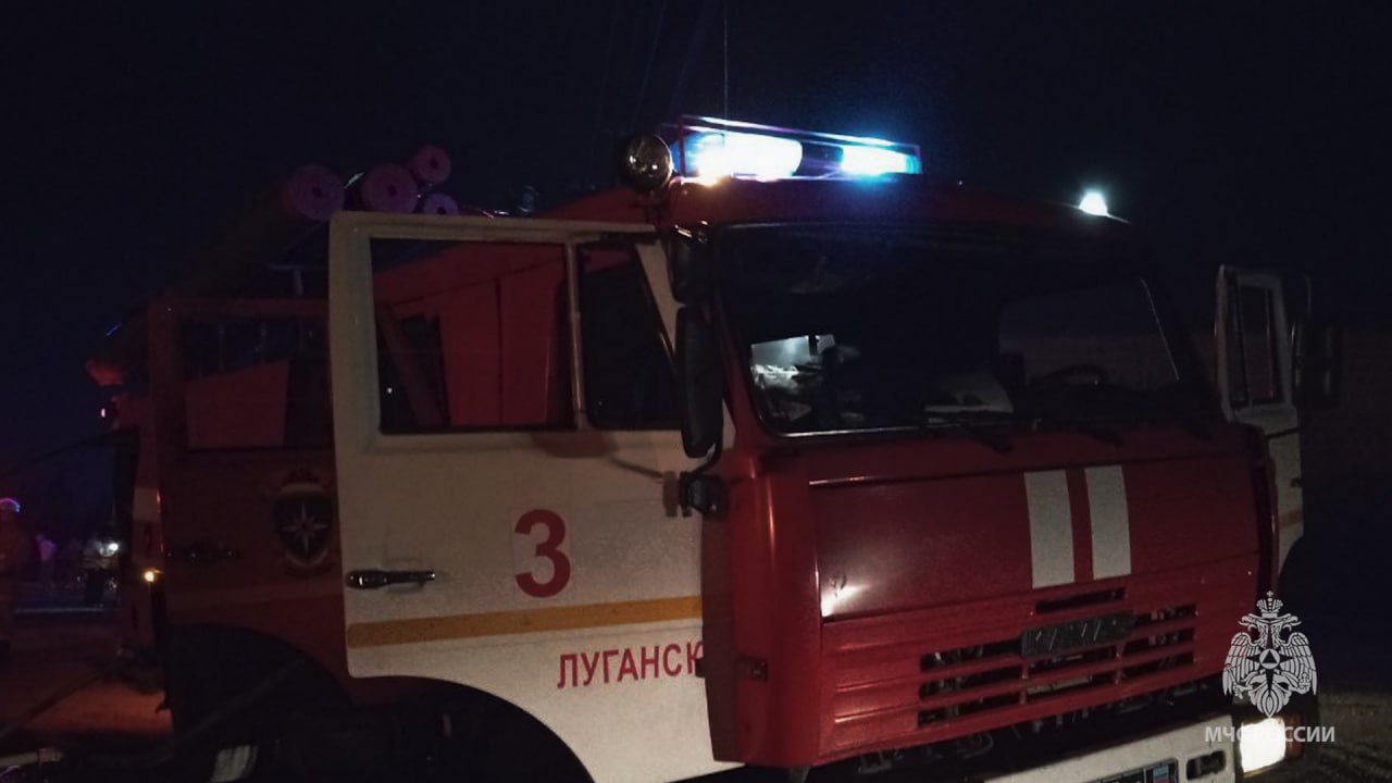 Ночью горела многоэтажка на Ленкома в Луганске: спасатели эвакуировали 30 жителей, погиб мужчина.  Вчера примерно в 9 вечера загорелась квартира на 11 этаже в 14-ти этажном доме.  Силы МЧС России эвакуировали 30 жильцов, включая четверых детей. Из соседней квартиры спасли пожилую женщину.  К сожалению, на месте пожара обнаружили тело 80-летнего мужчины.  Пожар потушили к половине первого ночи. Огонь уничтожил комнату и коридор, повредил кухню. Причина возгорания устанавливается.  Прислать новость     Подписаться