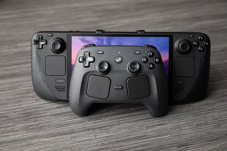 Steam Controller от Valve поступит в продажу 4 мая Valve решила выпустить Steam Controller отдельно от Steam Machine В США его будут продавать за 99 долларов Устройство оснащено магнитными стиками четырьмя вибромоторами и беспроводным передатчиком который одновременно служит магнитной зарядной подставкой Steam Controller был представлен в конце прошлого года вместе с игровым компьютером Steam Machine и VR гарнитурой Steam Frame С выпуском последних двух устройств Valve была вынуждена повременить из за кризиса на рынке памяти тогда как обновлённый манипулятор будет выпущен в обещанные сроки Мой Компьютер
