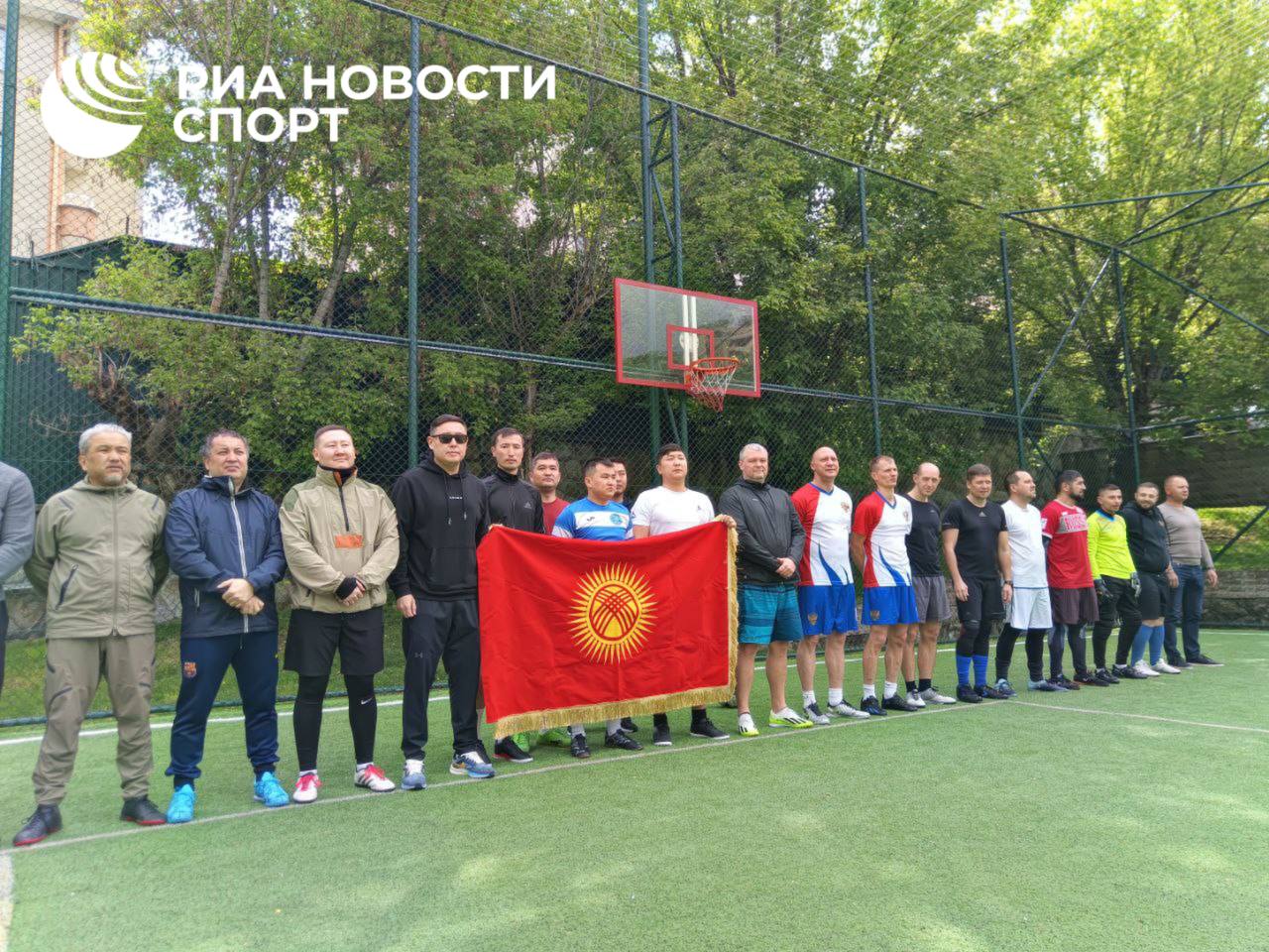 В российском посольстве в Анкаре стартовали спортивные турниры в честь 80-й годовщины Великой Победы, передает корреспондент РИА Новости Представители дипведомств стран СНГ в Турции соревнуются в трех видах: футболе, бильярде и настольном теннисе. Такие турниры традиционно проводятся на территории российского посольства в преддверии 9 мая.