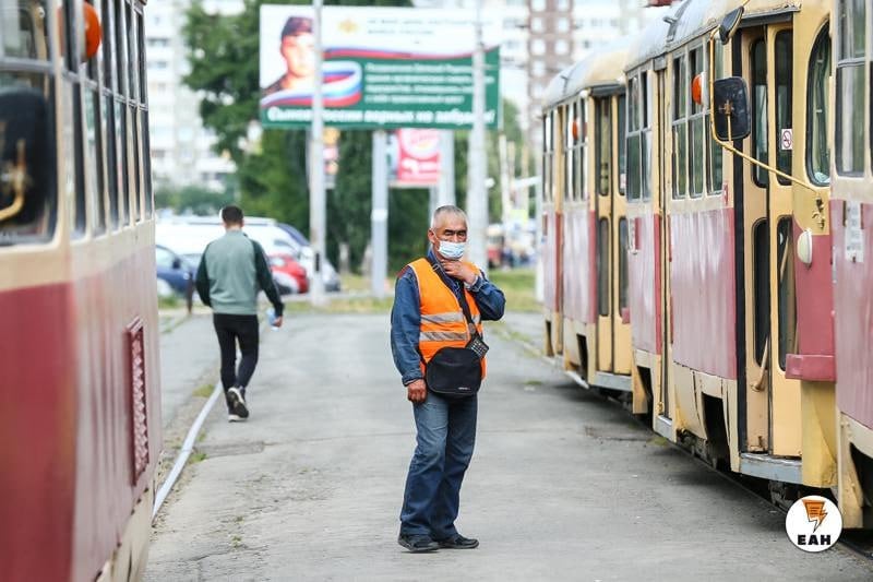 В Свердловской области запретят мигрантам работать в общественном транспорте   Регион идет по стопам Челябинской области. Оказывается, эта инициатива обсуждается уже несколько месяцев. Об этом ЕАН заявила директор Союза автотранспортных предпринимателей Свердловской области Лилия Саранчук.  «Сфера транспорта тесно связана с жизнью и здоровьем людей. Не надо рисковать, не должны в этой отрасли работать иностранцы, которые по-русски зачастую плохо говорят и не имеют водительского удостоверения российского образца», - отметила Саранчук.