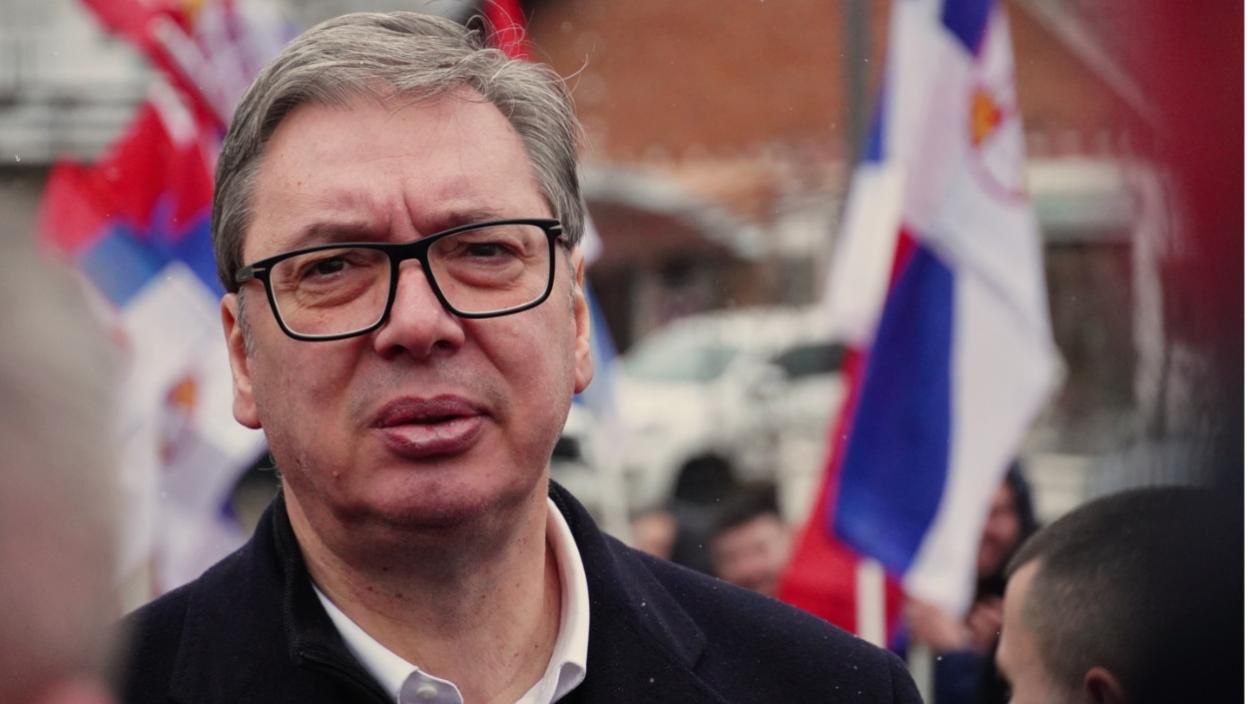 Двух мужчин планировавших покушение на президента Сербии Александра Вучича и его семью задержали Об этом сообщила пресс служба МВД республики Операция прошла в городе Кралево примерно в 200 километрах к юго западу от Белграда совместно с сотрудниками Агентства безопасности и информации Задержанные мужчины 1975 и 1983 годов рождения подозреваются в подготовке нападения на конституционный порядок Судом им избрана мера задержания сроком на 48 часов материалы дела переданы в высшую прокуратуру Кралево Как уточняется с декабря 2025 года по февраль 2026 го подозреваемые обсуждали планы насильственной смены конституционного строя свержения высших органов власти приобретение оружия а также организацию покушения на жизнь и здоровье президента Сербии его супруги и детей Кроме того им вменяется подготовка нападений на сотрудников МВД с намерением причинения телесных повреждений rusputnikmd 2