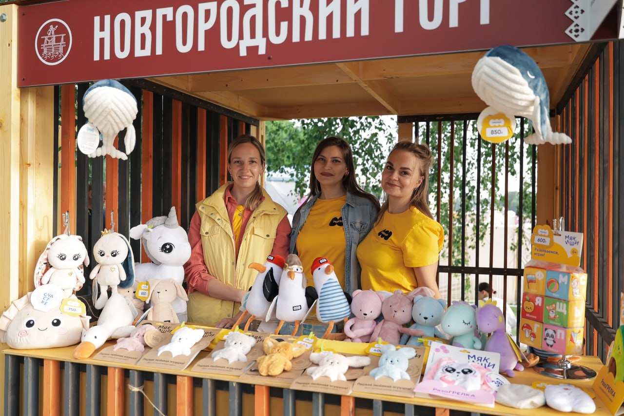 Ярмарка креативных индустрий и брендов пройдет в Великом Новгороде  С 7 по 15 июня в Великом Новгороде пройдет вторая ярмарка креативных индустрий и брендов «Новгородский торг».   С 10 часов утра, на аллее у Ярославова дворища начнут работать торговые ряды новгородских производителей и ремесленников.  На ярмарке будут представлены одежда, аксессуары, игрушки, мед, сладости, сувениры, товары для интерьера.   На набережной Александра Невского, у гостиницы «Россия», будет работать креативный лекторий, где можно будет познакомиться с популярными блогерами – резидентами продюсерского центра «Инсайт Люди».  Участников торга также ждут различные мастер-классы. В павильоне «Крошево» гости попробуют свои силы в рубке капусты для новгородских серых щей и получат приглашение на фестиваль, который пройдет в сентябре в Боровичах.