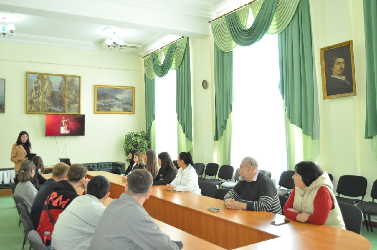 В Городском Дворце прошёл патриотический кинолекторий для студентов В Городском Дворце культуры им. Горького прошёл кинолекторий, приуроченный к 80-летию Великой Победы. Участие в мероприятии приняли студенты Стахановского машиностроительного техникума. Ребятам показали документальные фильмы о подвигах советских солдат, жизни мирных жителей в тылу и тех, кто приближал Победу на фронте и за его пределами. После просмотра участники обсудили увиденное, поделились впечатлениями и мыслями о значении Великой Отечественной войны для их поколения. — Мы выбрали формат живого, эмоционального общения с молодёжью. История должна быть живой, понятной и близкой. И пока в зале — внимательные лица, пока звучат вопросы, мы знаем: память жива. — отметили организаторы мероприятия. — Такие фильмы дают больше, чем параграф в учебнике. Ты начинаешь понимать, что за каждым днём войны стояли судьбы, выбор и сила. Это о нас — о нашей стране и нашем прошлом, которое нельзя забывать, — поделился впечатлениями студент техникума. Подобные встречи — важная часть патриотического воспитания, позволяющая молодёжи глубже понять историю своей страны. _____________ Все новости ВКонтакте и в Одноклассниках #Стаханов #новости_Стаханова