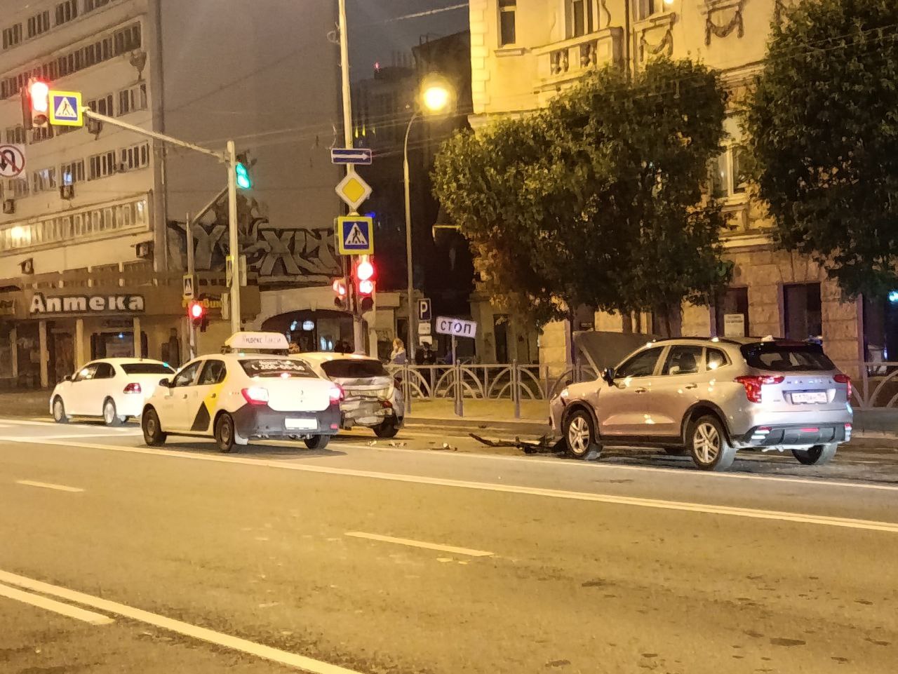 Сразу две аварии на участке в 200 метров на улице Малышева в Екатеринбурге произошло поздним вечером Очевидцы прислали ЕАН фото, на которых видны последствия столкновения автомобилей на перекрестках Малышева-Хохрякова и Малышева–Сакко и Ванцетти. В первой аварии никто не пострадал. Во второй пострадали оба водителя, которых доставили в больницу, а одна из машин вылетела на ступени «Гермес Плазы».