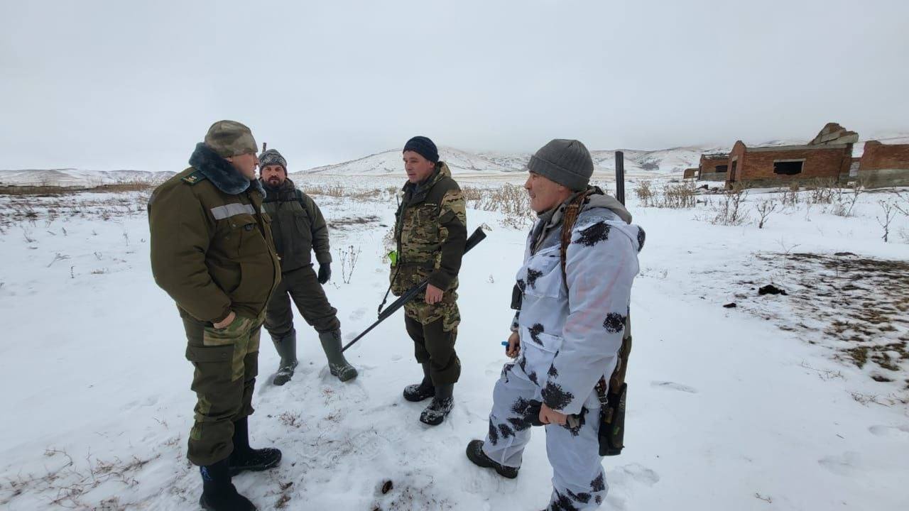 В минэкологии Башкирии рассказали о ситуации с волками в Инзере  В селе Инзер Белорецкого района охотники, полицейские, представители минэкологии продолжают патрулирование улиц с целью обнаружения волков. Пока хищников на территории села не обнаружено. Об этом «Башинформу» сообщили в пресс-службе минэкологии Башкирии.  «Патрулирование продолжаем, для удобства передвижения используются снегоходы. Кроме того, из Уфы в Инзер направлены опытные охотники, имеющие разрешения на регулирование численности волков в общедоступных угодьях Белорецкого района», – прокомментировал заместитель министра природопользования и экологии Башкирии Камиль Биргулиев.  Источник: Башинформ    БашПрирода