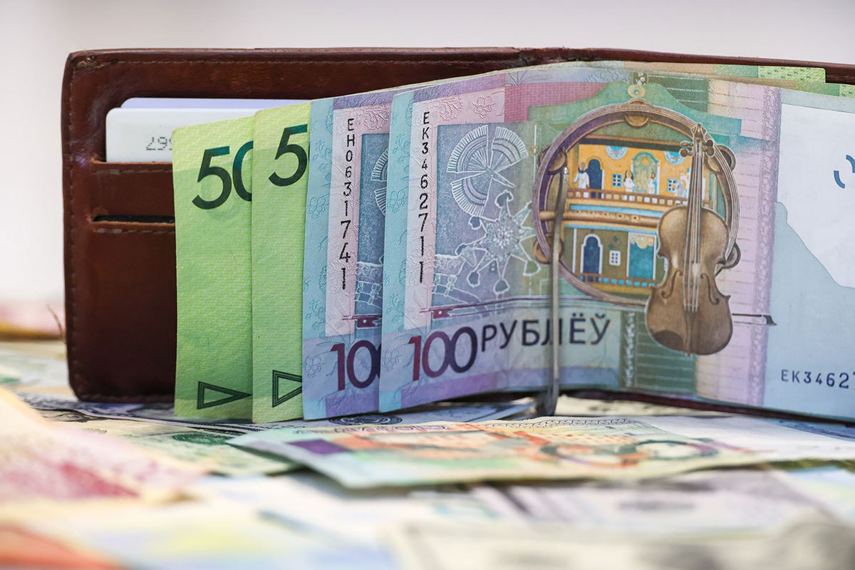 Рубль сдал позиции доллару и юаню  На торгах 28 июля белорусский рубль показал смешанную динамику:   Укрепление к евро и российскому рублю;   Ослабление к доллару США и китайскому юаню.    Изменения:   Доллар вырос на 0,77 копейки;   Юань прибавил 0,20 копейки.    Актуальные курсы:     Доллар — Br2,9550;     Евро — Br3,4581;     100 российских рублей — Br3,7002;     10 юаней — Br4,1080.
