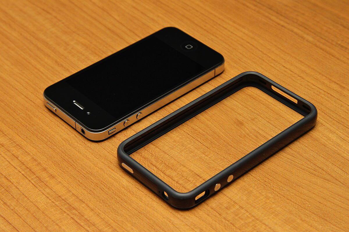 Apple рассматривала выпуск чехла бампера для iPhone 17 Air Подобно бамперу который Apple представила для iPhone 4 в 2010 году планировались такие же для ультратонкого iPhone 17 Air утверждает Марк Гурман В настоящий момент неизвестно сохранились ли планы по выпуску таких аксессуаров для новинки Такой резиновый бампер должен был бы покрывать края устройства не закрывая заднюю часть корпуса Это стало бы подходящим решением так как он обеспечит некоторый уровень жёсткости тонкому 5 5 мм корпусу и защитил бы от падений и царапин слухи