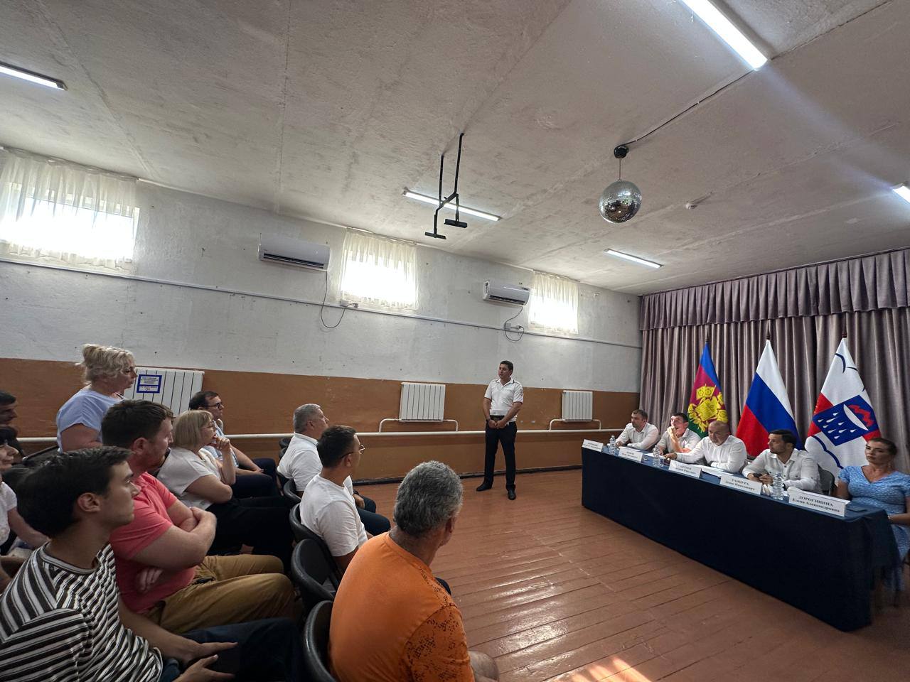 Сотрудники Госавтоинспекции г. Сочи продолжают принимать участие в сходах граждан. Вчера состоялась встреча с жителями с. Хлебороб Адлерского района г. Сочи. На собрании дорожные полицейские довели жителям сельского поселения статистику аварийности на территории г. Сочи, а также рассказали об основных причинах и условиях аварий, в том числе с участием несовершеннолетних водителей, управляющих авто- и мототранспортом. Водителям напомнили о наказании за нахождение в наркотическом или алкогольном опьянении при управлении транспортным средством, которое может быть как административным, так и уголовным. Уголовная ответственность за вождение автомобиля в нетрезвом состоянии по ст. 264.1 УК РФ установлена за повторное управление транспортным средством в пьяном виде. С целью профилактики автоаварий госавтоинспекторы обменялись контактной информацией с гражданам, а также договорились наладить взаимодействие в случаях выявления несовершеннолетних водителей транспортных средств, а также водителей, находящихся в состоянии опьянения.