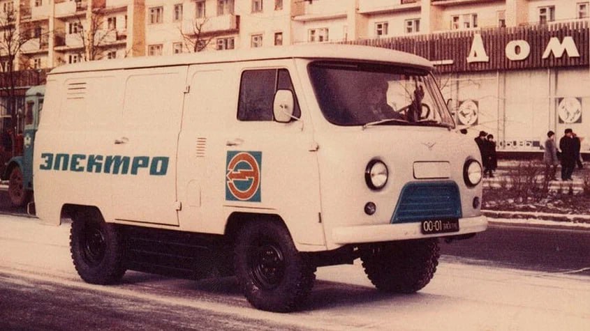 УАЗ не намерен выпускать электромобили В ближайшей перспективе перед Ульяновским автозаводом не стоит задачи создания электрокара так как компания ориентируется на расширение линейки моделей с традиционными силовыми агрегатами Об этом Газете Ru сообщили представители предприятия В то же время на заводе отметили что необходимыми компетенциями УАЗ располагает И напомнили что первый автомобиль с электроприводом фургон 450ЭМ в Ульяновске разработали ещё в 1959 году А мы ещё предлагаем вспомнить чешский проект MWM Spartan это Хантер на батарейках Читайте тест в Журнале Журнал Авто ру online