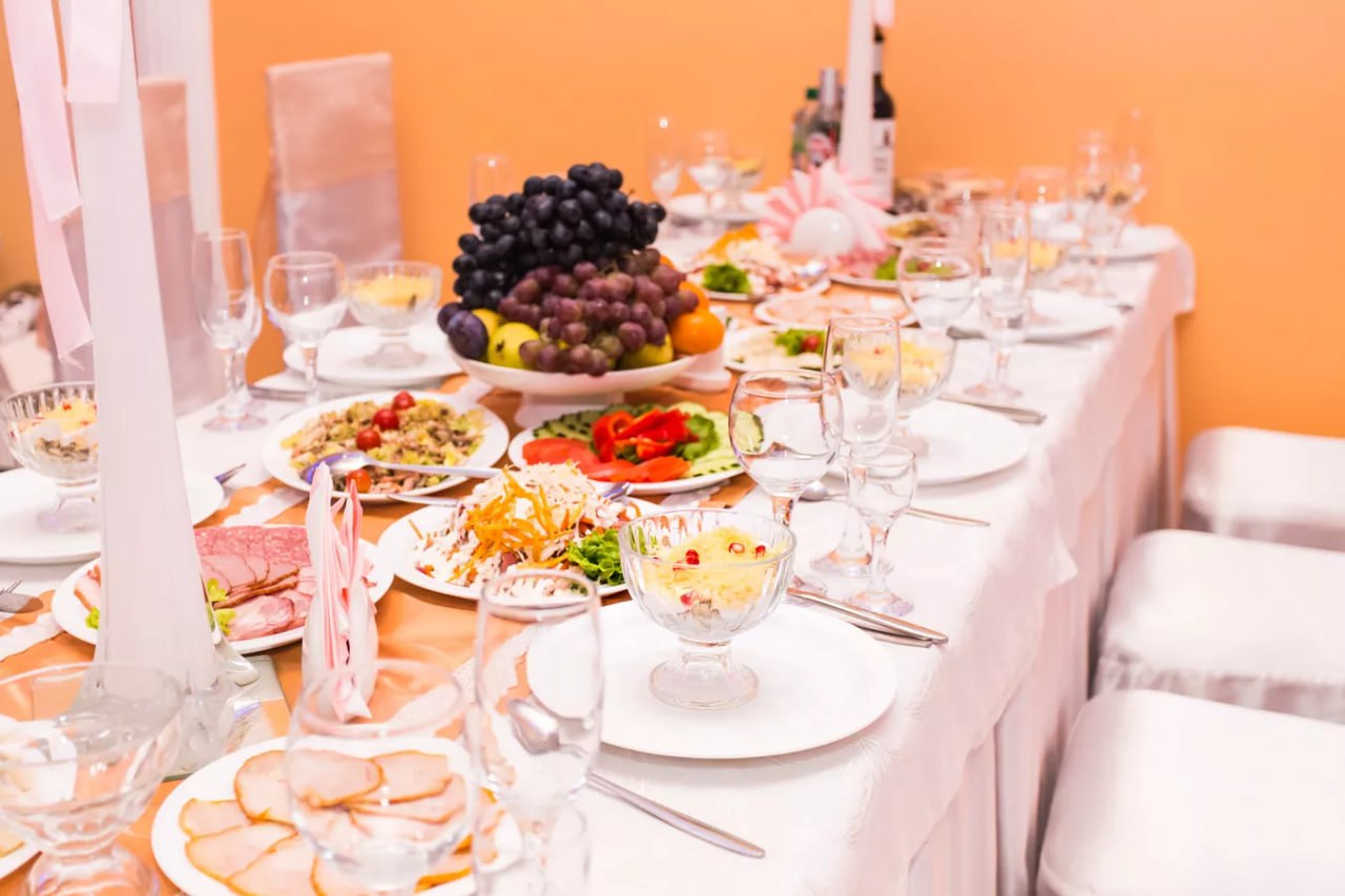 Свежие овощи и фрукты а также овощные салаты и винегреты заправленные растительным маслом должны быть на столе в новогоднюю ночь рассказала РИА Новости главный диетолог Москвы Антонина Стародубова По ее словам такие блюда станут здоровой альтернативой традиционным калорийным салатам а также обогатят рацион витаминами минеральными веществами и пищевыми волокнами которые будут способствовать нормализации пищеварения и липидного обмена Подписаться на РИА Новости экономика Все наши каналы