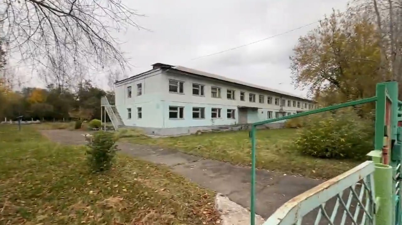 Здание детского сада на улице Джамбульская 13 вернули в муниципальную собственность Красноярска Проверка прокуратуры показала что в 1993 году краевой комитет по управлению госимуществом незаконно включил объект в уставный капитал Коркинского завода крупнопанельного домостроения Впоследствии право собственности на садик было зарегистрировано за акционерным обществом а затем директор завода передал здание своему сыну в счет погашения задолженности При приватизации социального объекта грубо нарушалось требование закона завод не мог использовать садик по целевому назначению отчуждение было незаконным Муниципалитет пользовался зданием 14 лет после чего заключил с собственником договор аренды за 700 тысяч рублей в месяц сообщили в прокуратуре Суд отменил запись о частной собственности вернул здание городу и теперь решает вопрос о взыскании в бюджет 97 миллионов рублей неосновательного обогащения Контроль за исполнением решения остается за прокуратурой красноярск kras 24