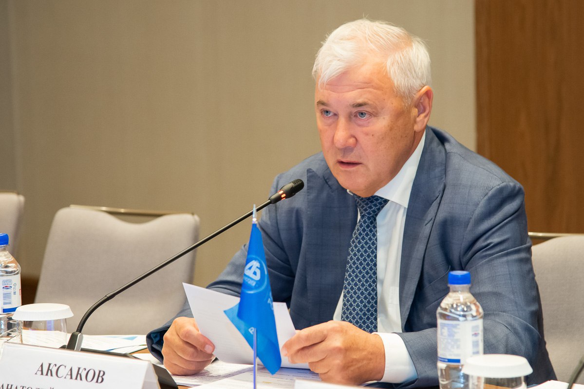 Сотрудников банков будут увольнять за мошенничество Вместе с коллегами внесли в Госдуму законопроект о возможности увольнять сотрудников банков за однократные грубые нарушения, связанные с проведением финансовых операций и оформлением кредитов, повлекших причинение ущерба клиенту либо банку. Поправки ужесточают персональную ответственность сотрудников банков, уличенных в мошенничестве и нарушении регламентов безопасности. Таким образом мы перекроем преступникам возможность вербовать банковских работников. Кроме того, эта мера повысит дисциплину банковских сотрудников и мотивирует их тщательнее проверять заявки на кредит, чтобы исключить риски оформления займа клиентом под воздействием манипуляций третьих лиц. В настоящее время банковские системы способны оперативно выявлять недобросовестных сотрудников, нарушающих внутренние регламенты, однако у кредитных организаций отсутствует возможность расторгнуть трудовые отношения с соответствующей пометкой в трудовой книжке. В случае одобрения поправок все финансовые организации при трудоустройстве такого сотрудника будут видеть, что он был разжалован за серьезные нарушения.