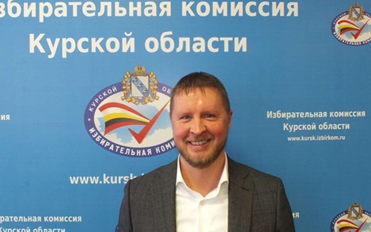 Евгений Черкашин возглавил избирательную комиссию Курской области Новым председателем единогласно избран Евгений Черкашин, ранее занимавший пост заместителя председателя комиссии с 2021 года. Решение было принято на заседании облизбиркома тайным голосованием, кандидатуру Черкашина рекомендовала Центральная избирательная комиссия России. Евгений Черкашин – опытный организатор избирательных процессов, с 2021 года работал в статусе заместителя председателя облизбиркома, а до этого занимал различные должности в системе избирательных комиссий региона. Черкашин известен своей высокой компетентностью в вопросах избирательного законодательства, организации и проведения выборов, а также взаимодействия с политическими партиями и общественными наблюдателями. Его назначение связывают с необходимостью обеспечить преемственность и стабильность в работе комиссии накануне сентябрьских выборов. Заместителем председателя избрана Оксана Кириченко, ранее занимавшая должность секретаря комиссии с 2016 года. Новым секретарём стала Евгения Зайцева, работающая в избиркоме с 2022 года.