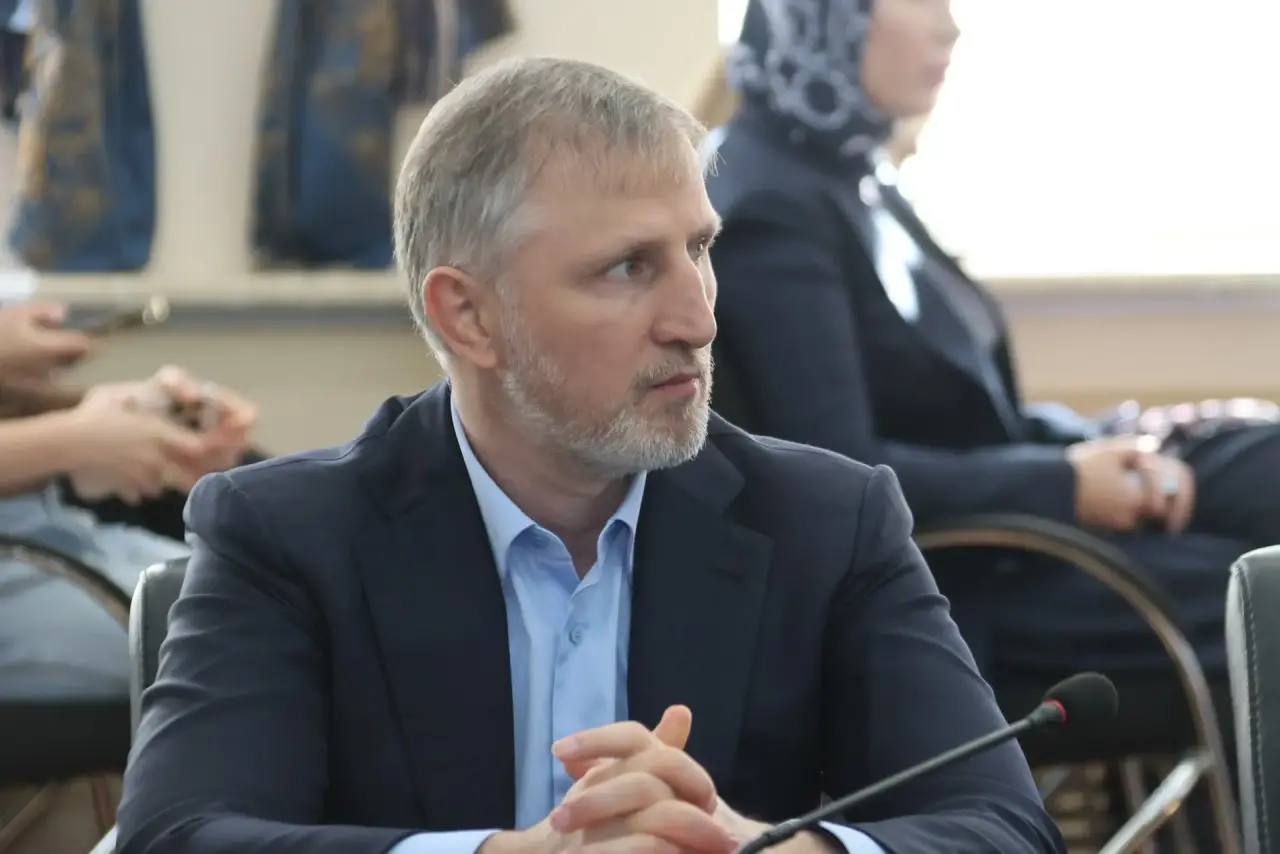 Новым руководителем Штаба общественной поддержки стал депутат дагестанского парламента Хучбар Хучбаров Об этом Сергей Меликов заявил на заседании регионального политсовета партии Единая Россия Он проявляет себя активно и как депутат и как профессионал и как общественный деятель и как меценат Штаб общественной поддержки в республике может стать площадкой для выстраивания эффективной работы с общественностью прокомментировал глава региона Сергей Меликов отметил важность обработки обращений избирателей на базе штаба к этой работе необходимо активно подключиться руководителям муниципалитетов и органов власти