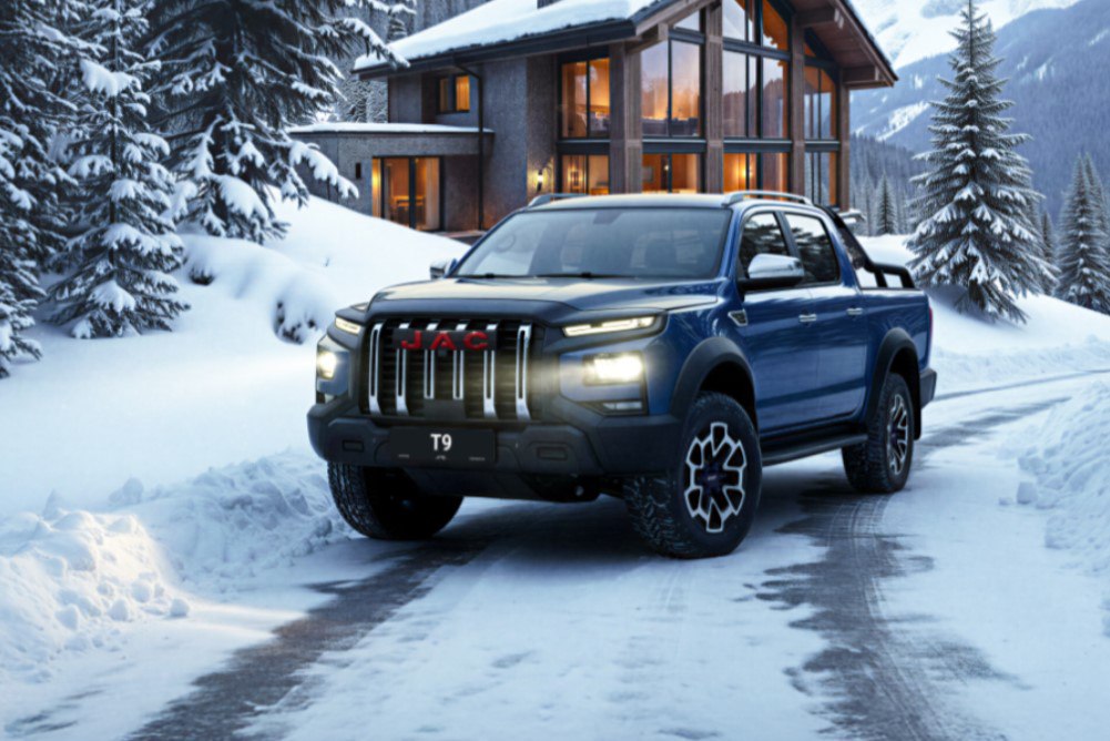 Пикап JAC T9 в ближайшее время получит в России новую версию Urban сообщили в представительстве компании Ключевой особенностью станет новая задняя многорычажная подвеска Multilink Комплектация будет включать электронное управление системой полного привода а также принудительную блокировку заднего дифференциала Мы видим запрос от аудитории которая ценит возможности пикапа и при этом хочет получить максимальный комфорт как в городе так и на бездорожье пояснил директор по продажам JAC Motors в России Сергей Садовенко jac chinamashina news