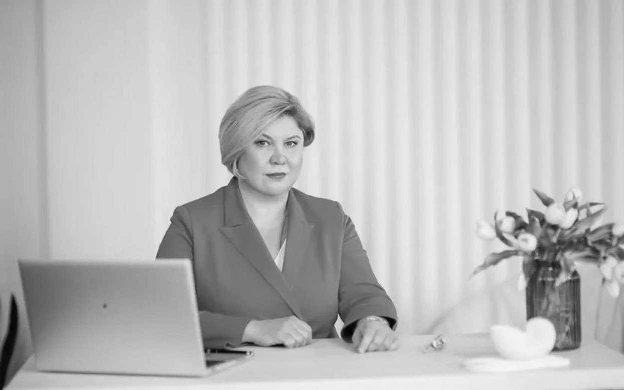 На 50 м году жизни скончалась руководитель отделения банка ВТБ в Удмуртии Екатерина Шумкова сообщили ее коллеги и близкие Екатерина Шумкова работала в Группе ВТБ с 2009 г долгие годы занимая пост заместителя управляющего банком в Удмуртии В 2019 году она возглавила региональное подразделение ВТБ а 2023 году стала единым бизнес лидером ВТБ и банка Открытие в нашей республике Фото ВТБ izhlife ru Удмуртия Ижевск