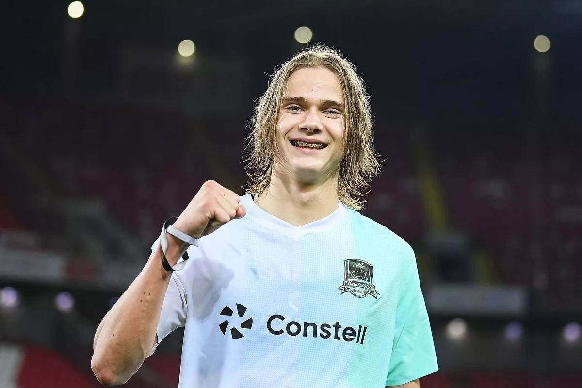 Боселли переходит в Краснодар а Кокшаров в Пари НН Нападающий Пари НН Хуан Боселли переходит в Краснодар а форвард быков Александр Кокшаров в нижегородский клуб Об этом сообщает журналист Иван Карпов При этом отмечается что это разные сделки а не обмен однако они взаимосвязаны общая сумма в районе 100 млн рублей Контракт воспитанника быков Александра Кокшарова рассчитан на 1 5 года сыграет 5 матчей 1 год 10 матчей еще год У быков будет приоритетное право обратного выкупа игрока Кубанские Новости Мы в MAX