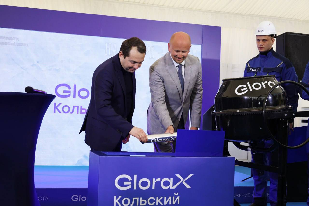 GloraX дал старт строительству своего проекта GloraX Кольский в Мурманске и открыл продажи в первой очереди. В торжественной церемонии на строительной площадке приняли участие топ-менеджеры девелопера и губернатор региона Андрей Чибис. После официальной части проект презентовали журналистам и брокерам. Власти Мурманской области заинтересованы в развитии рынка первички и росте объемов строительства. Там годами формировался спрос на новое современное жильё из-за ограниченного количества нового предложения, поэтому GloraX со своим продуктом и действующей программой арктической ипотеки одним из первых федералов очень удачно зашел в регион. Всего девелопер построит в рамках проекта 180 тыс. кв. м. GloraX Кольский насчитывает 4 очереди строительства. Северянам предложат широкую линейку планировок, систему умный ЖК, благоустроенные закрытые дворы и всё это – практически на берегу озера рядом с парковой зоной под названием малая Долина уюта. При этом GloraX обязуется обустроить прибрежную зону озера и выполнить масштабное благоустройство этой парковой зоны. ™ Домострой