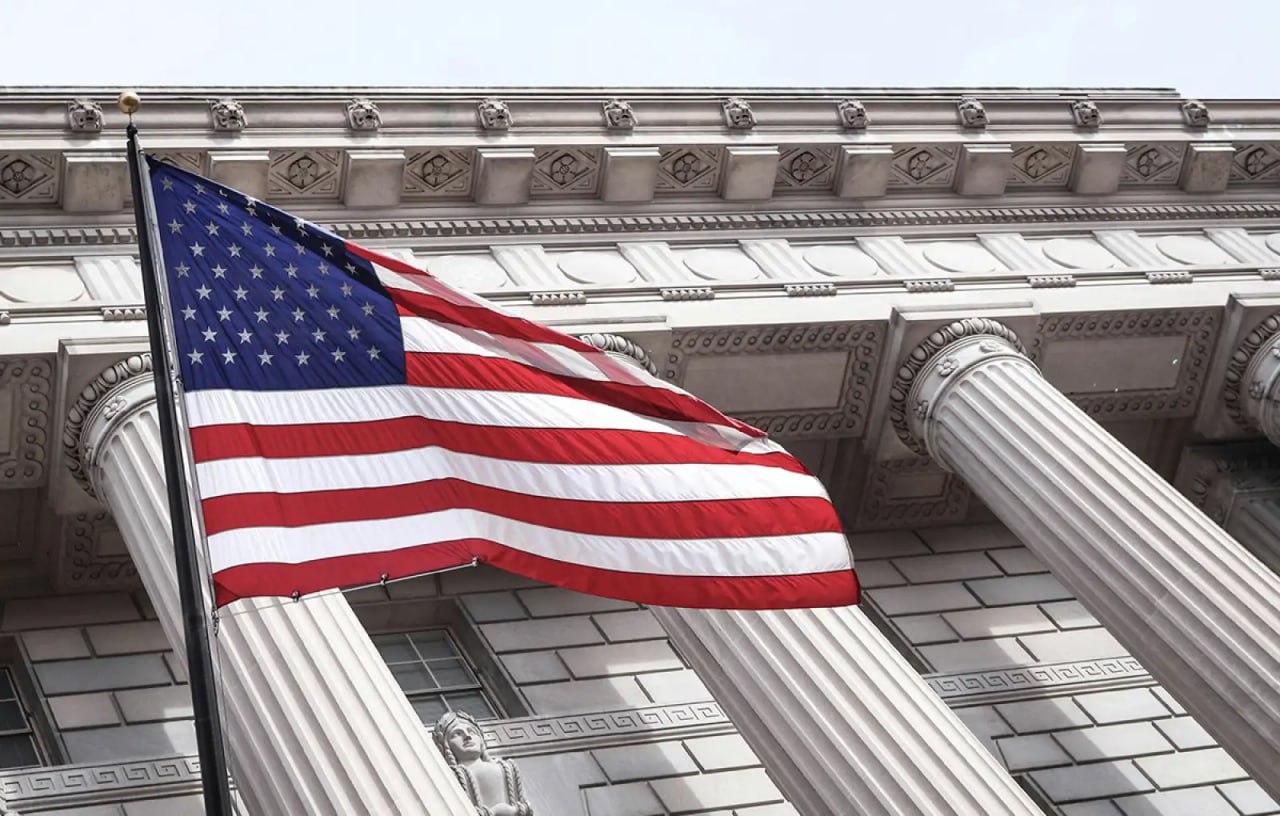 В американских политических элитах обсуждается проект так называемой ядерной пятёрки объединения США с Россией и ведущими азиатскими державами призванного заменить G7 Политолог Константин Блохин рассказал Ридусу о возможном истинном значении этого проекта Европа туда не отнесена она как бы не той величины и с ней плохие отношения Отнесены ближайшие союзники США и главные противники Китай и Россия Это страны которые в представлении администрации Трампа реально оказывают влияние на мировые дела сказал Блохин Ридусу   www ridus ru n 749069 ridusnews