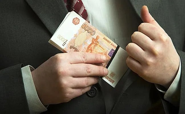 Депутаты Заксобрания нанесли ущерб бюджету на более чем 10 миллионов рублей  По информации моих источников, которая сегодня была подтверждена рядом высокопоставленных лиц, сразу пять депутатов Заксобрания Иркутской области прошлого созыва из фракции КПРФ попались на мелком жульничестве.  Сейчас идет доследственная проверка, выемка документов. По версии следственных органов, депутатам покупали авиабилеты бизнес-классом  большой вопрос, почему обычным избранникам давали такую возможность , после чего они просто сдавали эти билеты и возвращали деньги себе в карман, а после покупали билеты эконом-класса и летели вместе со своими избирателями. Почти Робин Гуды.   В итоге эта мелкая схема привела к общему ущербу на сумму более 10 миллионов рублей. Мне известны имена этих пяти депутатов, но пока по ряду причин озвучивать их не стану. Некоторые из прежних депутатов пытаются закрыть вопрос, но я считаю, что это недопустимо, и органам следует разобраться с ситуацией.  Буду держать вас в курсе.