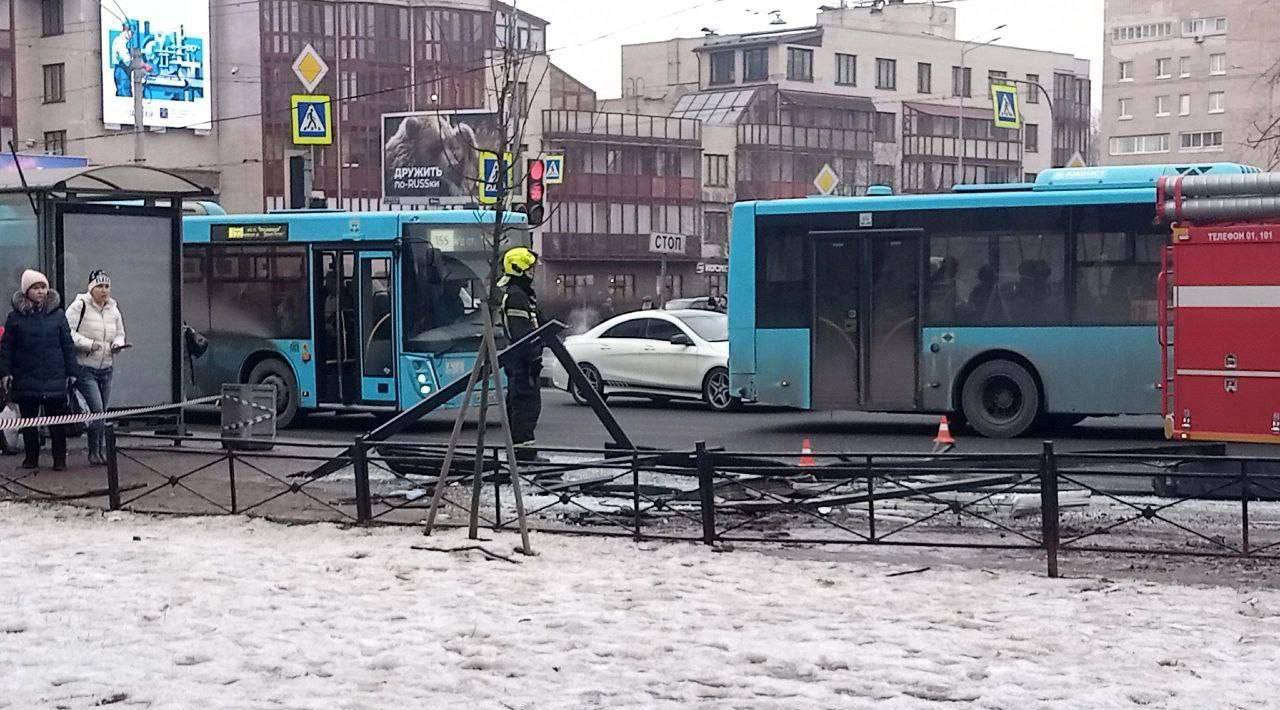 Водитель автобуса устроил массовое ДТП в Петербурге   Есть погибший    Это первые кадры с места массовой аварии, которая несколько минут назад произошла в Петербурге. По словам очевидцев, городской автобус протаранил минимум семь машин, снес ограждение и влетел в остановку, где были люди. Сообщается, что водитель потерял управление при повороте на перекрестке.   По предварительной информации, погибла женщина, которая находилась на тротуаре и угодила под колеса автобуса. Количество пострадавших уточняется. На месте уже работают все экстренные службы.