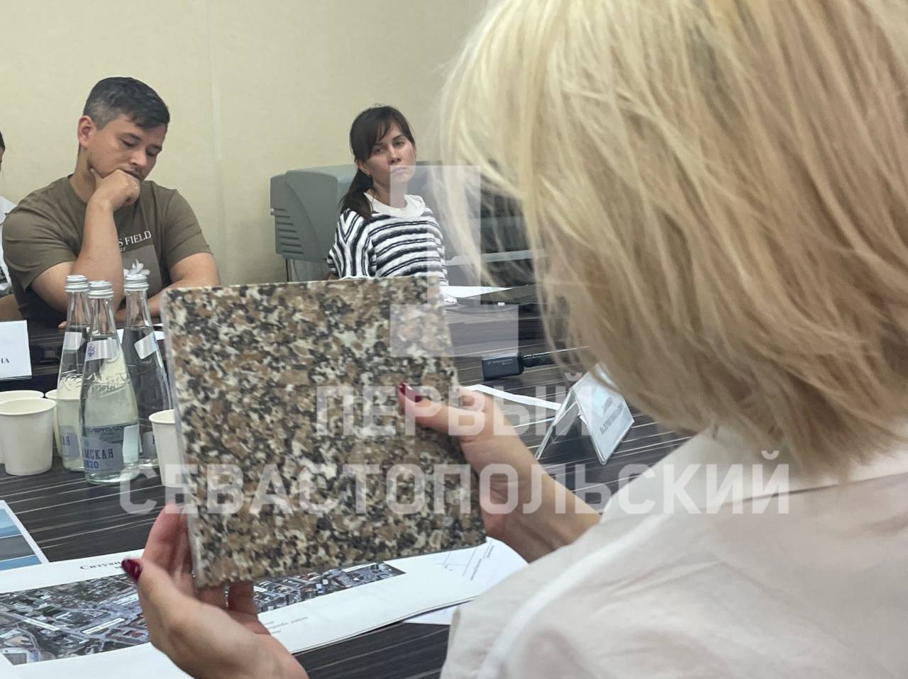 Для выбора облика подпорных стен на улице Адмирала Октябрьского подрядчик сделает пробную облицовку стенда из двух видов гранита. В работу возьмут «Южно-Султаевский» – более темный и «Мансуровский» – более светлый гранит. Эти два варианта из четырех согласовали на Архсовете. Первый Севастопольский
