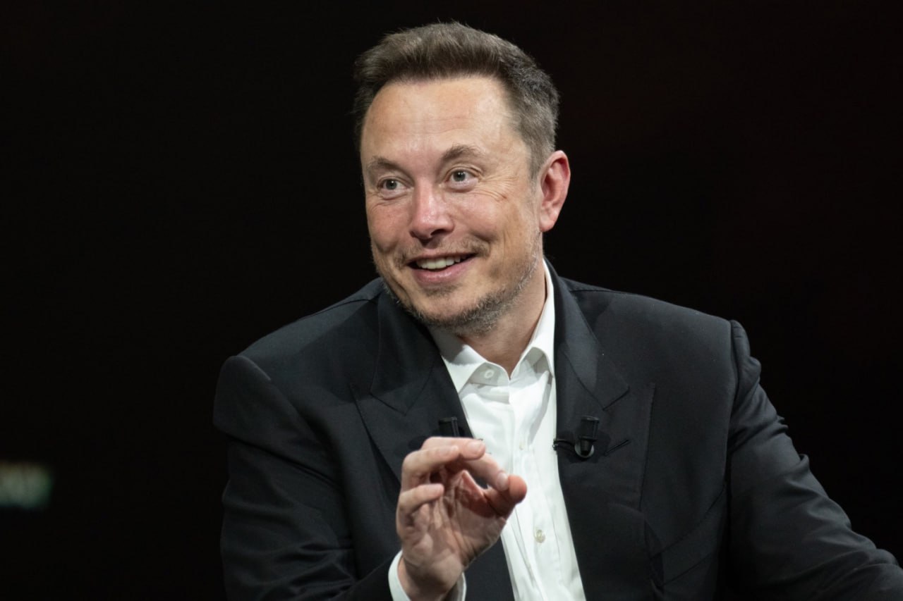 Маск роботы Optimus помогут создать мир без бедности Tesla опубликовала квартальный отчет который вызвал у инвесторов смешанные эмоции Совокупная выручка компании выросла на 12 до 28 млрд из которых 21 2 млрд пришлось на продажи электромобилей При этом чистая прибыль снизилась на 37 до 1 37 млрд а операционная на 40 до 1 62 млрд Объемы производства автомобилей упали на 5 до 447 450 штук Несмотря на это Илон Маск остается оптимистом обещает запустить роботакси в 8 10 крупных городах до конца года и начать в 2026 году серийное производство роботов Optimus которые по его словам помогут создать мир без бедности hightech plus 2025 10 23 mask roboti optimus pomogut sozdat mir bez bednosti