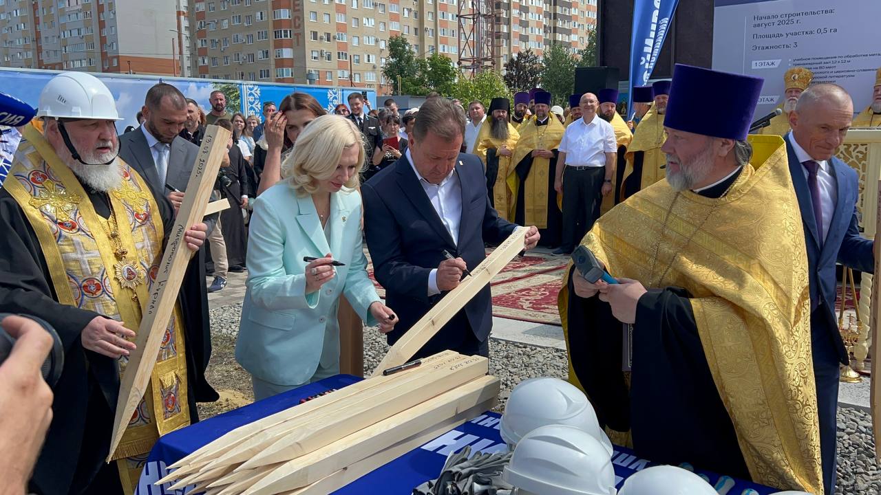 Сегодня в юго-западном районе города Ставрополя состоялась торжественная церемония закладки Свято-Владимирской православной казачьей гимназии, в которой приняла участие по приглашению митрополита Ставропольского и Невинномысского Кирилла. На церемонии присутствовали представители власти, духовенства, казачества, компании-застройщика «ЮгСтройИнвест», педагоги, школьники и их родители. Это важное событие стало значимым шагом в развитии образовательной инфраструктуры региона и укреплении духовных и культурных традиций. В Ставрополе будет построена уже вторая православная школа, где смогут обучаться как младшие, так и старшие классы. Гимназия будет оснащена современным оборудованием и предложит обучающимся широкий спектр образовательных программ, включая изучение казачьей культуры и православных традиций. Свято-Владимирская гимназия — это не только вклад в образование, но и возможность воспитать новое поколение, которое будет гордиться своей историей и культурой. Школа станет местом, где наши дети смогут получать качественное образование, основанное на духовных и нравственных ценностях. Желаю всем участникам проекта успехов и скорейшего завершения строительства!