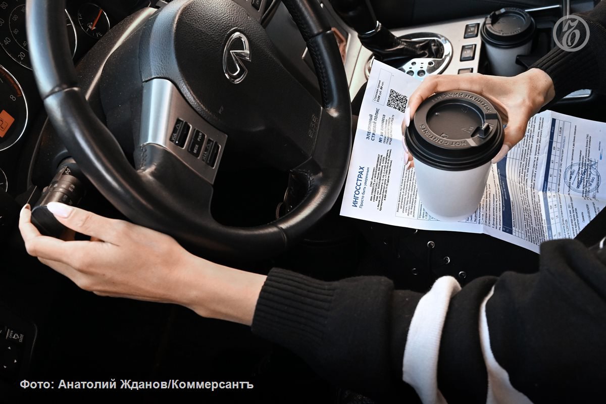 Автострахование набирает обороты Премии по ОСАГО и каско в наступившем году могут показать двузначные темпы роста 15 16 вернувшись к показателям двух трехлетней давности прогнозируют аналитики АКРА Этому будут способствовать увеличение продаж полисов в том числе в новых субъектах РФ рост цен на автомобили а также расширение тарифного коридора При этом будут расти и выплаты по страховым случаям в том числе на ремонт которые участники рынка также будут вынуждены компенсировать стоимостью полиса   Подписывайтесь на Ъ Оставляйте бусты