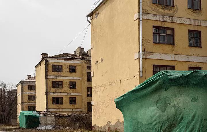 Собственников приватизированных квартир осенью ждут важные изменения С 1 сентября вступят в силу законы которые касаются жильцов приватизированных квартир Один из них Федеральный закон от 23 07 2025 ФЗ 233 ФЗ Он дает право получить социальное жилье членам семьи в т ч и бывшим владельцев приватизированных квартир в аварийных домах если они отказались от приватизации дом в котором проживают является аварийным не имеют другого жилья официально признаны нуждающимися в улучшении жилищных условий или имеют основания для постановки на такой учет developers policy