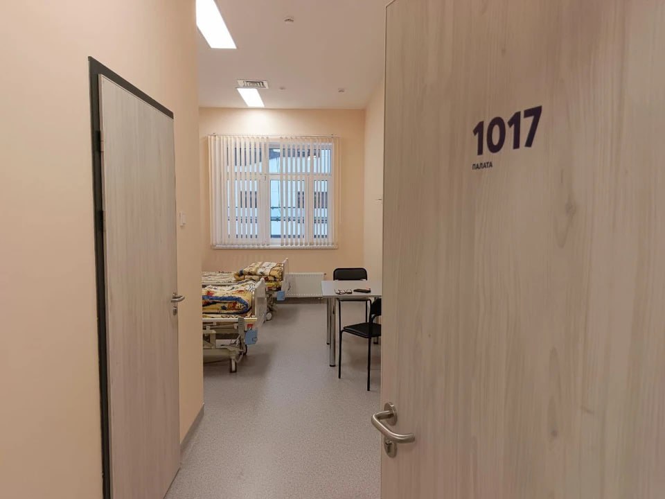 В онкоцентре Калининграда заработал дневной стационар хирургических методов лечения Там выполняют удаление небольших новообразований кожи полипов установку и удаление порт систем различные виды биопсий Такой формат позволяет провести необходимое лечение без круглосуточной госпитализации Для проведения любого хирургического вмешательства пациенту нужно заранее предоставить перечень анализов который выдает лечащий онколог перед госпитализацией Фото Онкоцентр Калининградской области