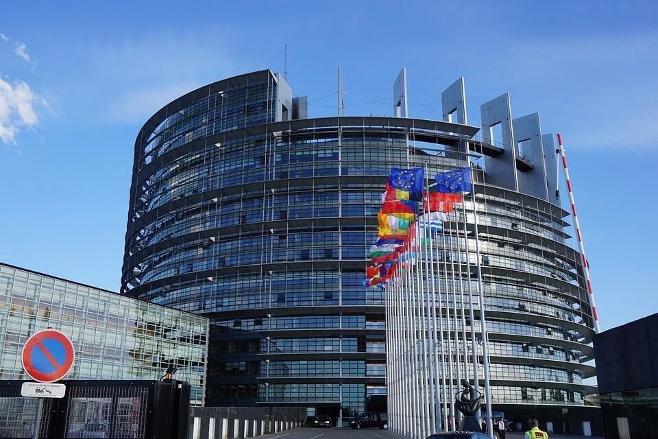В Европарламенте требуют реформ от Молдовы хватит прятаться за евроинтеграцией Евродепутаты внесли на рассмотрение резолюцию в которой говорится что власти Молдовы используют стремление в ЕС как способ отвлечь людей от реальных проблем например плохого управления и коррупции Особенно их обеспокоил случай с башканом Гагаузии Евгенией Гуцул которую посадили на семь лет Европарламентарии считают что это подрывает демократические процессы в стране и является явным давлением на оппозицию В документе подчёркивается что Молдова сможет по настоящему противостоять внешним угрозам только если проведёт настоящие реформы и начнёт серьёзную борьбу с коррупцией