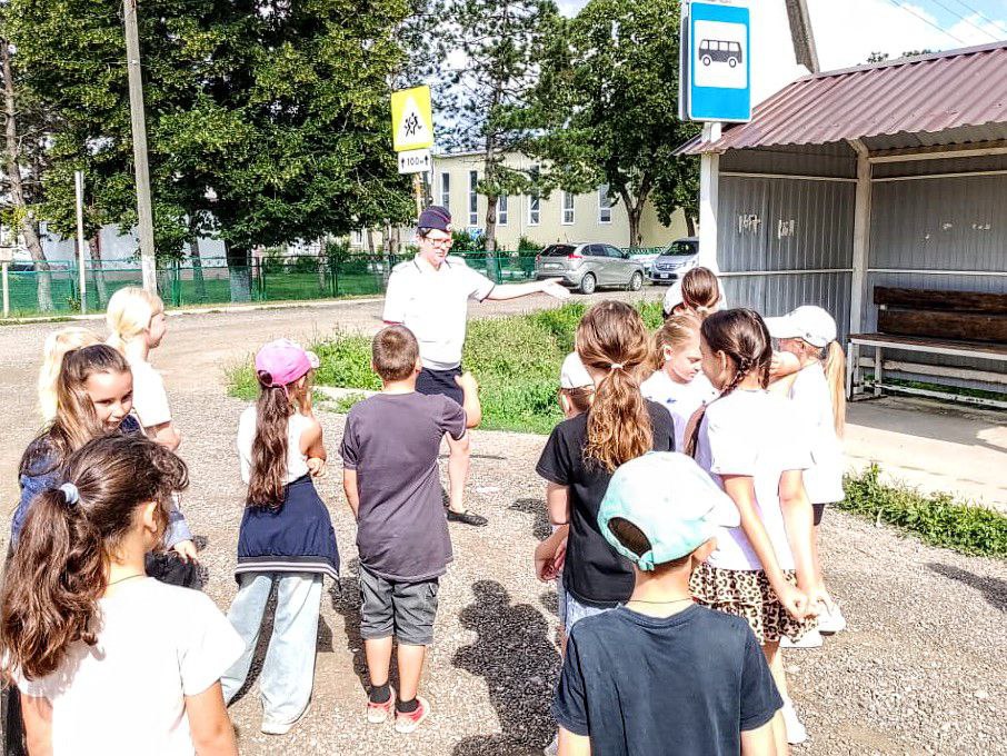 В Крымском районе в период летних каникул сотрудники Госавтоинспекции проводят для детей блиц-уроки по ПДД Пешеходная экскурсия прошла на прилегающей территории оздоровительного лагеря школы №36 хутора Армянский. Сотрудник Госавтоинспекции разъяснила детям основы безопасности пешеходов при переходе проезжей части, уделив особое внимание на том, что при подходе к дороге пешеходу необходимо сначала остановиться и убедиться в своей безопасности. В завершении мероприятия ребята повторили правила поведения во время ожидания общественного транспорта на остановках, а также основы безопасности пассажиров в автобусе. Госавтоинспекция Кубани. Подписаться