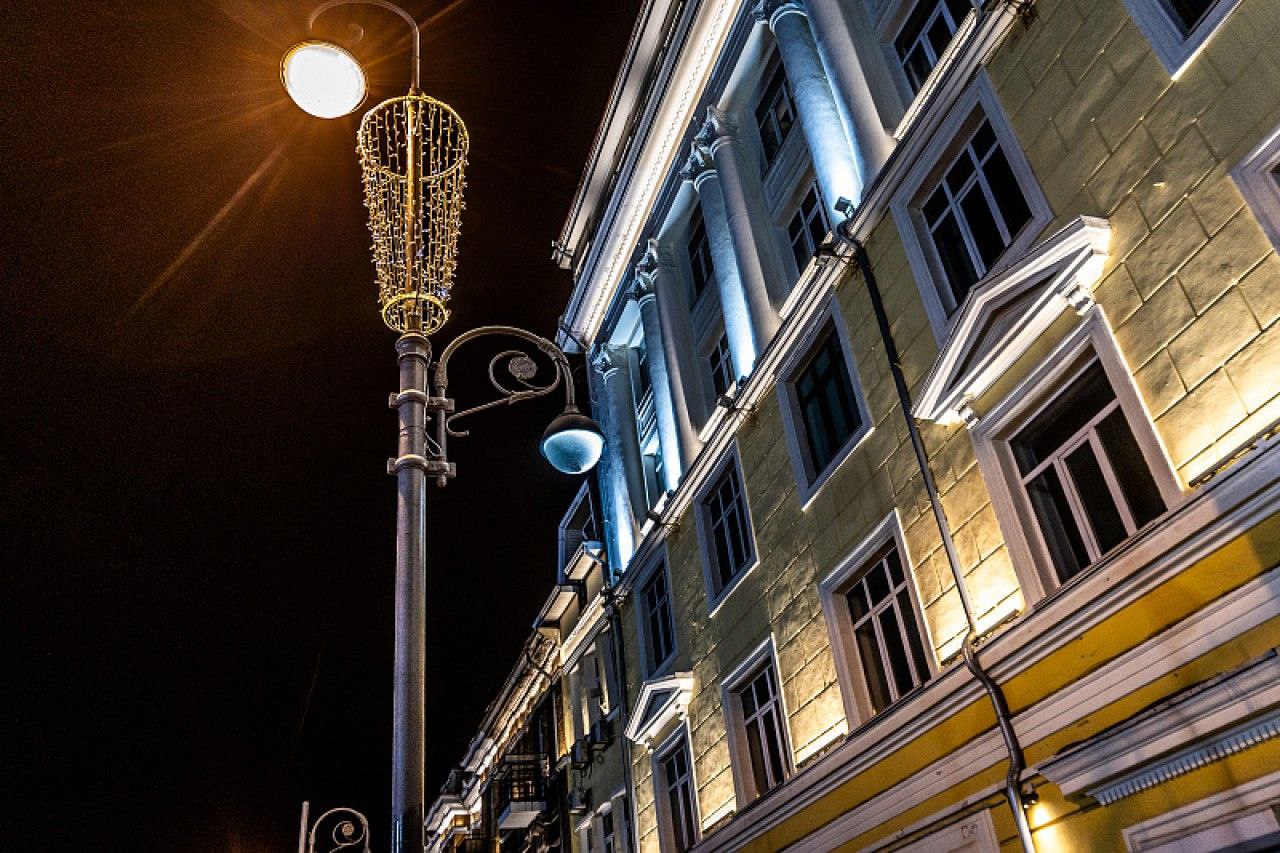 В центре Владивостока запустили новую архитектурную подсветку на 20 зданиях В историческом центре города в тестовом режиме заработала новая система освещения фасадов Иллюминацию установили на 20 объектах в рамках программы Туристский код Владивостока Световое оформление получили знаковые здания ТЦ Зелёные кирпичики Дальрыбвтуз Дом Демби бывшая гостиница Сибирское подворье и другие строения на Океанском проспекте улицах Светланской Мордовцева Фонтанной Семёновской и Адмирала Фокина Сейчас специалисты настраивают оборудование В штатный режим подсветка перейдёт с 20 декабря огни будут зажигаться по выходным и праздничным дням до 23 00 В администрации отметили что установка освещения стала завершающим этапом обновления исторического центра ранее в 2024 году здесь отремонтировали фасады 22 зданий Подробнее Deitaru