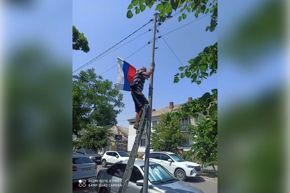 В Геническе ко Дню России обновляют государственные флаги Во временной столице Херсонской области устанавливают новые российские флаги. Замену триколоров организовали накануне Дня России, который отметят в регионе 12 июня. «В преддверии праздника работники МКУ «Азовкоммунсервис» Генического округа заменили государственные флаги на улице Центральной и в городском парке культуры и отдыха», - сообщают в администрации Генического округа. Патриотические мероприятия, связанные со Днем России, проводятся сейчас по всему региону. Так, в Великолепетихском округе в рамках акции «Российский триколор» провели раздачу ленточек цветов российского флага, в Голопристанском округе установили новый триколор на Центре культуры и досуга и т.д.