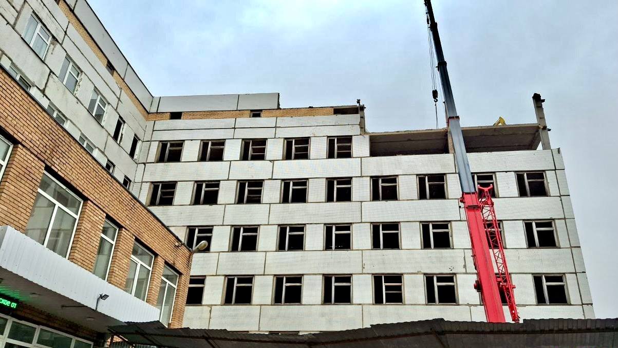 В Волоколамске продолжается снос блока В главного корпуса больничного комплекса Демонтаж который ведут по региональной программе планируют завершить в первом квартале 2026 года После этого основное здание больницы дополнительно утеплят Незавершенный строительством блок В главного корпуса больничного комплекса в Волоколамске расположен по адресу Рижское шоссе д 4 По результатам проведенной экспертизы здание было признано аварийным и подлежащим сносу На объекте ведется демонтаж надземной части здания разбор кирпичной кладки и демонтаж железобетонных конструкций Работы завершены на 15 Снос недостроенного здания ведет специализированная компания Процесс включает в себя разработку проекта сноса получение разрешительной документации сам демонтаж с использованием спецтехники и очистку территории