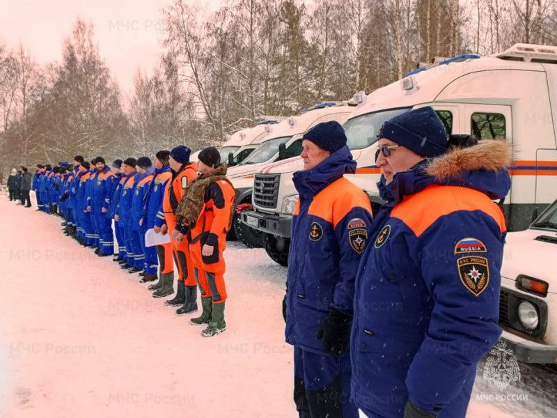 «Спасение терпящих бедствие со льда и из воды в зимне-весенний период»    Тактико-специальные учения под таким названием прошли сегодня в Ленинградской области. Мероприятие проходило на территории Тосненского района - карьер Шапки.     В мероприятии приняли участие спасатели управления по обеспечению мероприятий гражданской защиты Ленинградской области и государственные инспекторы Гатчинского отделения Центра ГИМС Главного управления МЧС России по Ленинградской области.   В рамках учений были отработаны навыки спасения рыбаков-любителей с оторвавшейся льдины, а также подъём условных погибших на поверхность.  МЧС Ленинградской области