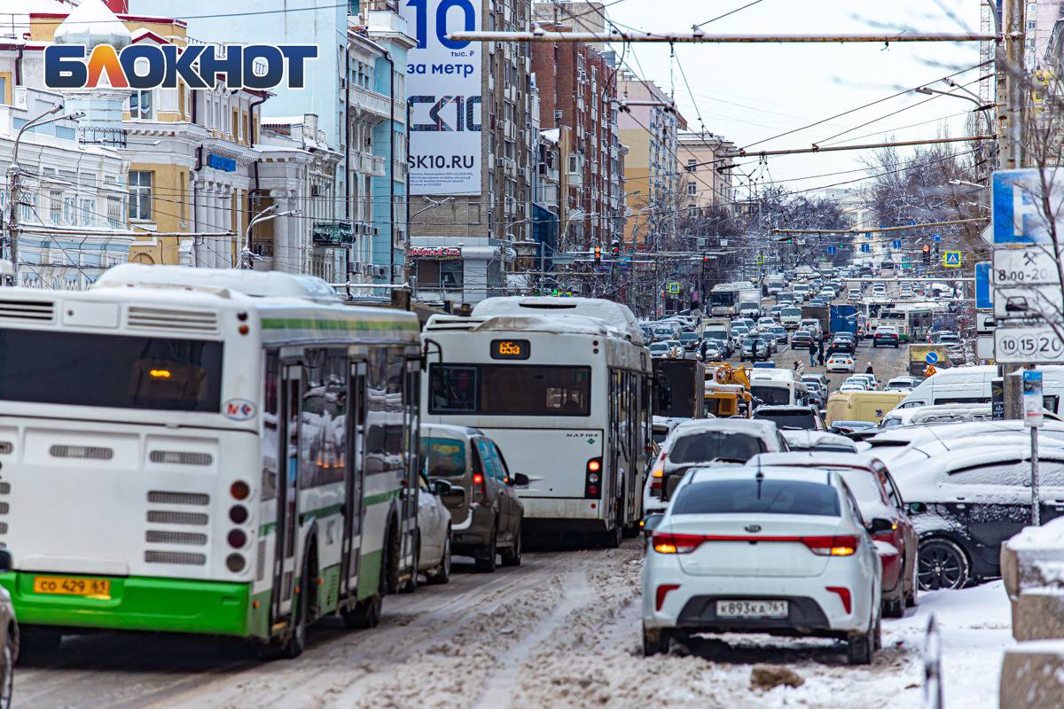 В 2024 году жители Ростовской области оплатили картой 135 млн поездок в общественном транспорте  В Ростовской области набирает популярность безналичная оплата проезда в общественном транспорте. В прошлом году дончане сэкономили порядка 370 млн рублей, оплачивая поездки с помощью транспортного эквайринга от Сбера.   По итогам 2023 года оборот безналичных платежей в автобусах, троллейбусах и трамваях региона превысил 5 млрд рублей, что в 1,5 раза больше, чем в предыдущем году. Осенние месяцы традиционно становятся рекордными по числу поездок, а октябрь два года подряд лидирует по количеству оплат картой – в 2023 году пассажиры воспользовались этим способом более 12 млн раз.  По словам управляющего Ростовским отделением банка Константина Бугрима, в прошлом году картой оплатили проезд более 135 млн раз, а в транспорте области установлено 3,5 тысячи терминалов. Большая часть поездок – 90% – приходится на Ростов-на-Дону, но эквайринг активно развивается и в малых городах.