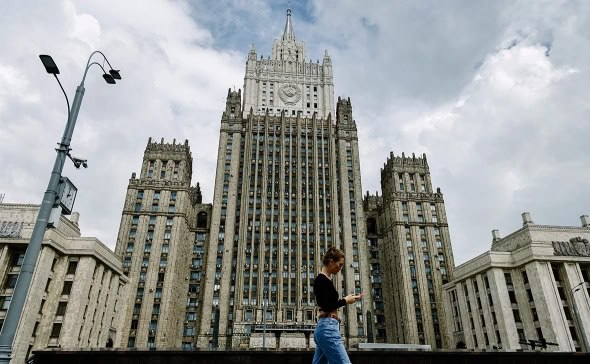 Баку разрешил консулам доступ к арестованным россиянам — Захарова.  В Азербайджане согласовали визит российских дипломатов к задержанным в Азербайджане гражданам России, сообщила официальный представитель внешнеполитического ведомства Мария Захарова.  «Согласован доступ консульских сотрудников к 13 задержанным в Азербайджане гражданам России», — приводит слова дипломата «РИА Новости».  28 июня на Урале региональное управление СК сообщило о задержании участников преступной группы по делу о заказных убийствах в Екатеринбурге в 2001, 2010 и 2011 годах. 30 июня, МВД Азербайджана объявило о проведении «операции» в офисе «Sputnik». Как сообщает «РИА Новости» буквально через несколько часов азербайджанские силовики безосновательно задержали главу редакции Игоря Картавых и шеф-редактора Евгения Белоусова. Суд арестовал их на четыре месяца.  Гендиректор медиагруппы «Россия сегодня» Дмитрий Киселёв заявил, что у Баку не было и нет претензий по существу к журналистской работе «Sputnik Азербайджан». В апреле стороны договорились уладить формальности через межправительственное соглашение и продолжить работу «Sputnik» в республике по временной юридической схеме, предложенной Азербайджаном. Но Баку так и не предоставил её. Агентство работало в ожидании документа, пока в редакцию не пришли азербайджанские силовики.  Позднее стало известно, что в Баку по обвинению в наркотрафике и кибермошенничестве были задержаны бывшие сотрудники крупных российских компаний, IT-специалисты и туристы.