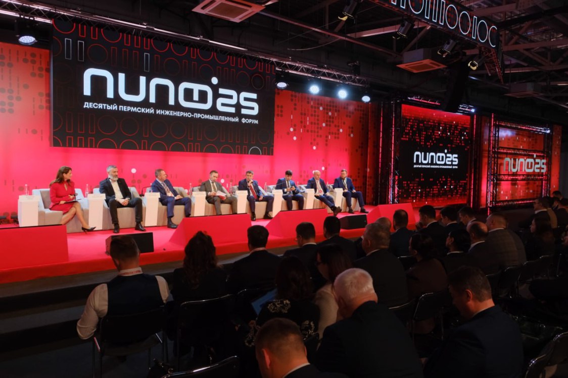 На Пермском инженерно промышленном форуме обсудили развитие региона Губернатор Дмитрий Махонин федеральные чиновники главы компаний и предприятий обсудили на пленарной сессии Пермского инженерно промышленного форума технологическое развитие Прикамья Эксперты пришли к выводу что для достижения лидерства в этой сфере необходимо не только и не просто развитие промышленности важна кооперация а также вложения в образование культуру и спорт Уже несколько лет мы рассматриваем эту площадку не только для демонстрации промышленных успехов региона и разработок но и обсуждаем вопрос подготовки кадров Рад что к форуму присоединяются все больше школьников и студентов знакомятся с нашими предприятиями Кроме того в этом году отдельным блоком представлена культура Прикамье это не только индустриальный но и культурный центр страны отметил Дмитрий Махонин Фото пресс служба правительства Пермского края   Подписаться   Дать буст Мы в MAX
