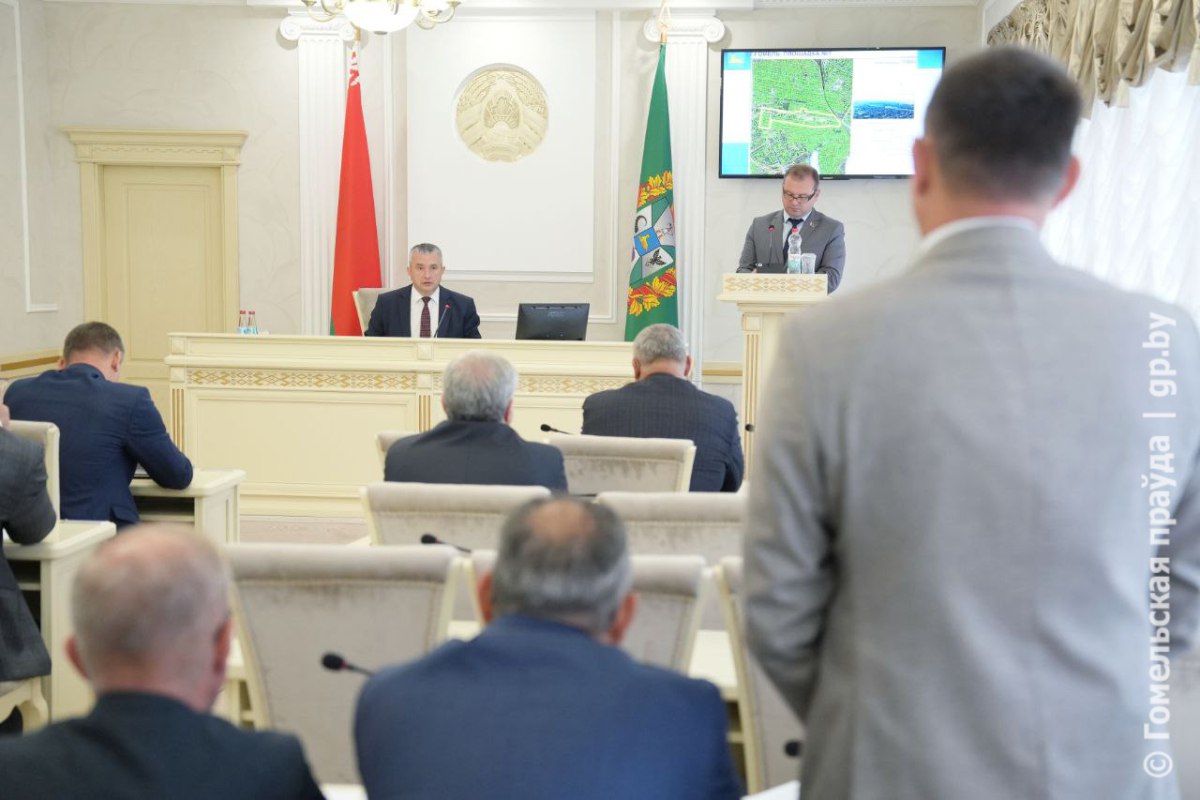 Снос и удобная инфраструктура совещание по вопросам строительной отрасли провел председатель облисполкома Иван Крупко Участие в совещании принял помощник Президента инспектор по Гомельской области Руслан Пархамович На повестке будущее развитие Гомеля расширение улиц снос ветхих частных домов замена сетей строительство многоквартирного жилья и индивидуальных домов расширение дорог и тротуаров создание комфортной инфраструктуры Ваша задача определить программу сноса на ближайшие тридцать лет схематично обозначить перспективные участки под индивидуальное жилищное строительство Люди должны понимать где в ближайшее время не будет многоквартирной застройки чтобы реконструировать свое жилье проводить модернизацию и возводить новые дома поручил мэру и главам администраций областного центра губернатор Подробности совещания читайте на сайте